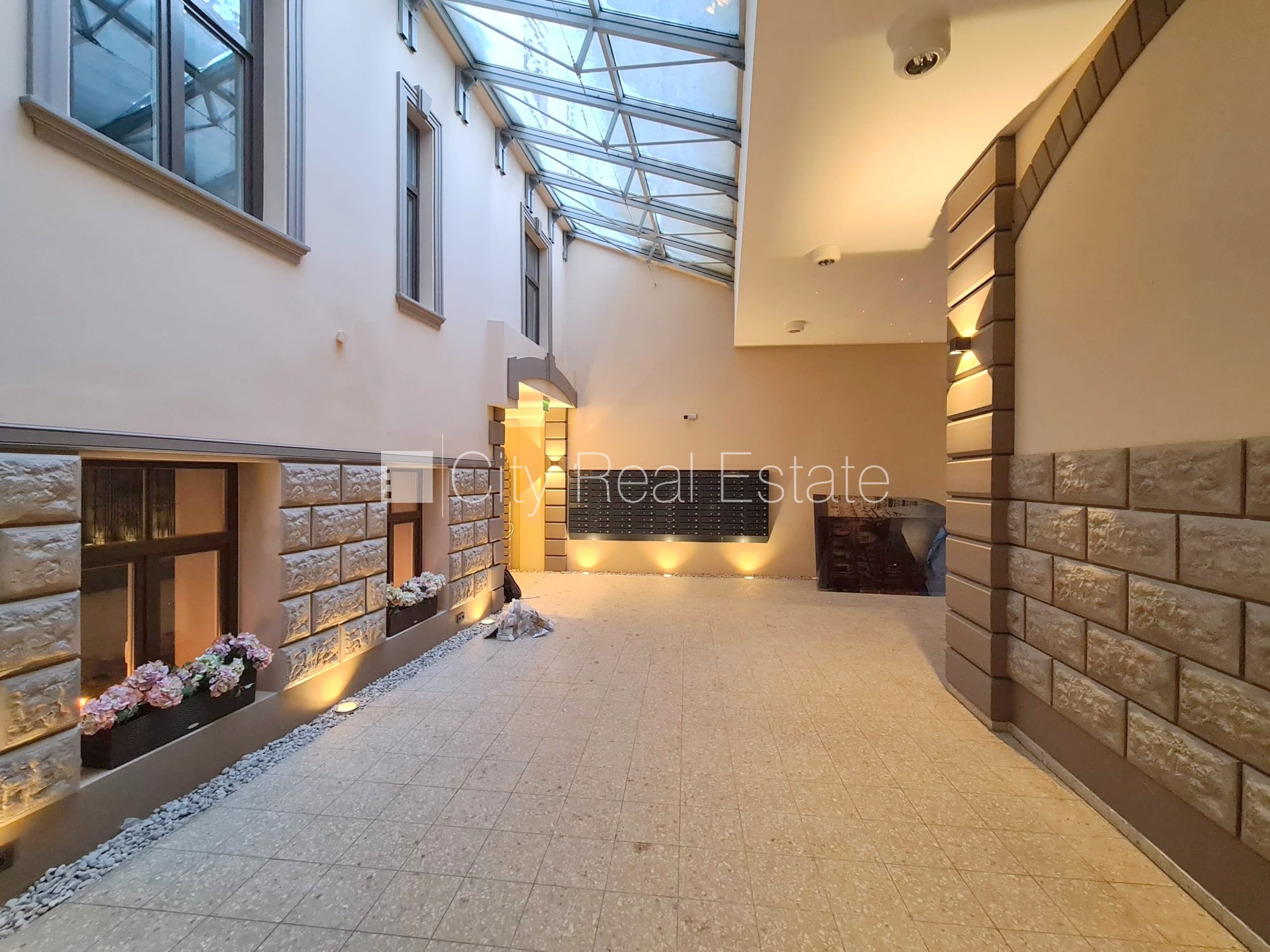 Sludinājumi. Pagalma ēka, renovēta māja, slēgts pagalms, ieeja no ielas un pagalma, ir lifts, kāpņu telpa pēc Cena: 360 EUR/mēn Foto #21