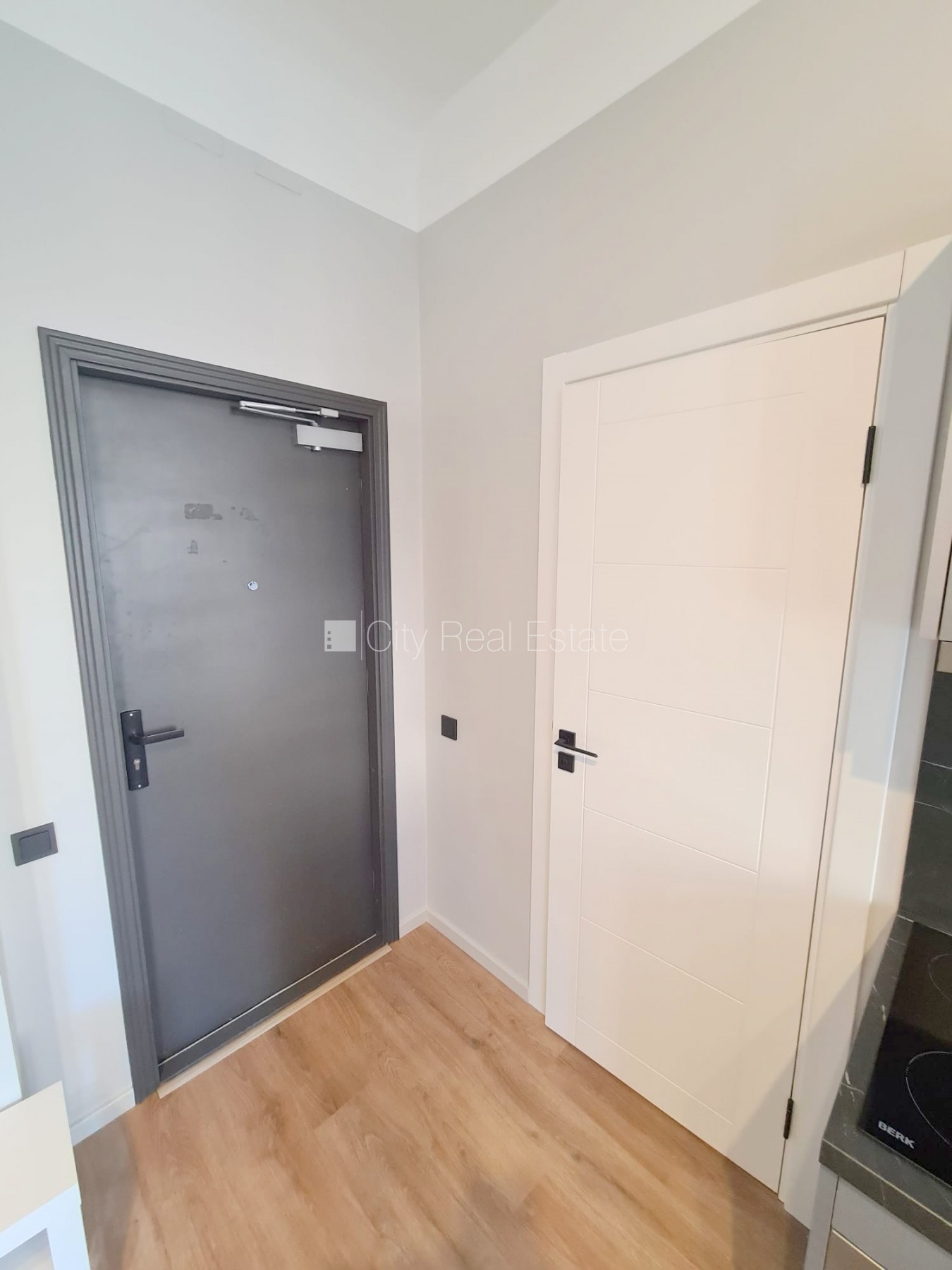 Sludinājumi. Pagalma ēka, renovēta māja, slēgts pagalms, ieeja no ielas un pagalma, ir lifts, kāpņu telpa pēc Cena: 360 EUR/mēn Foto #13