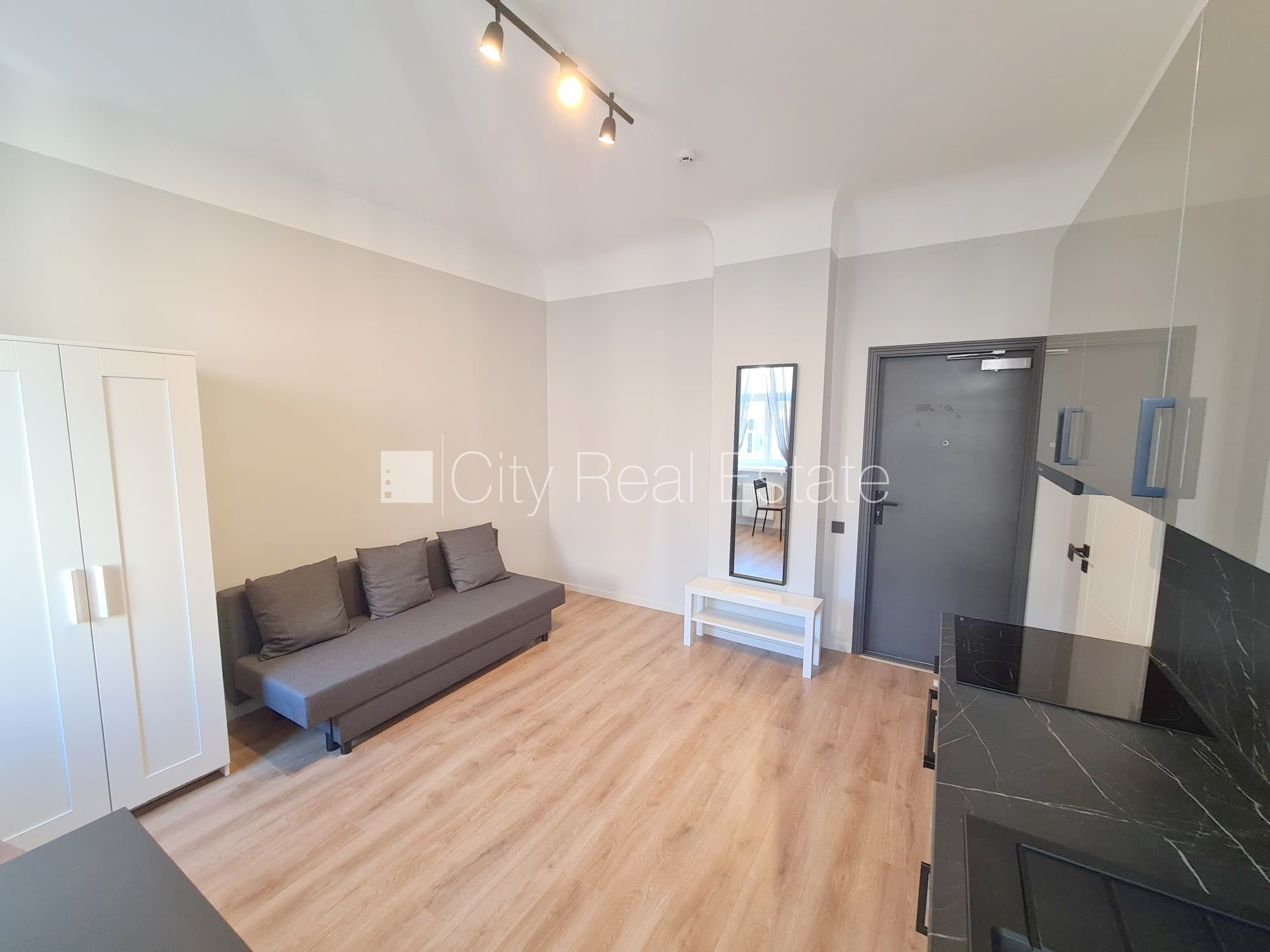 Sludinājumi. Pagalma ēka, renovēta māja, slēgts pagalms, ieeja no ielas un pagalma, ir lifts, kāpņu telpa pēc Cena: 360 EUR/mēn Foto #4