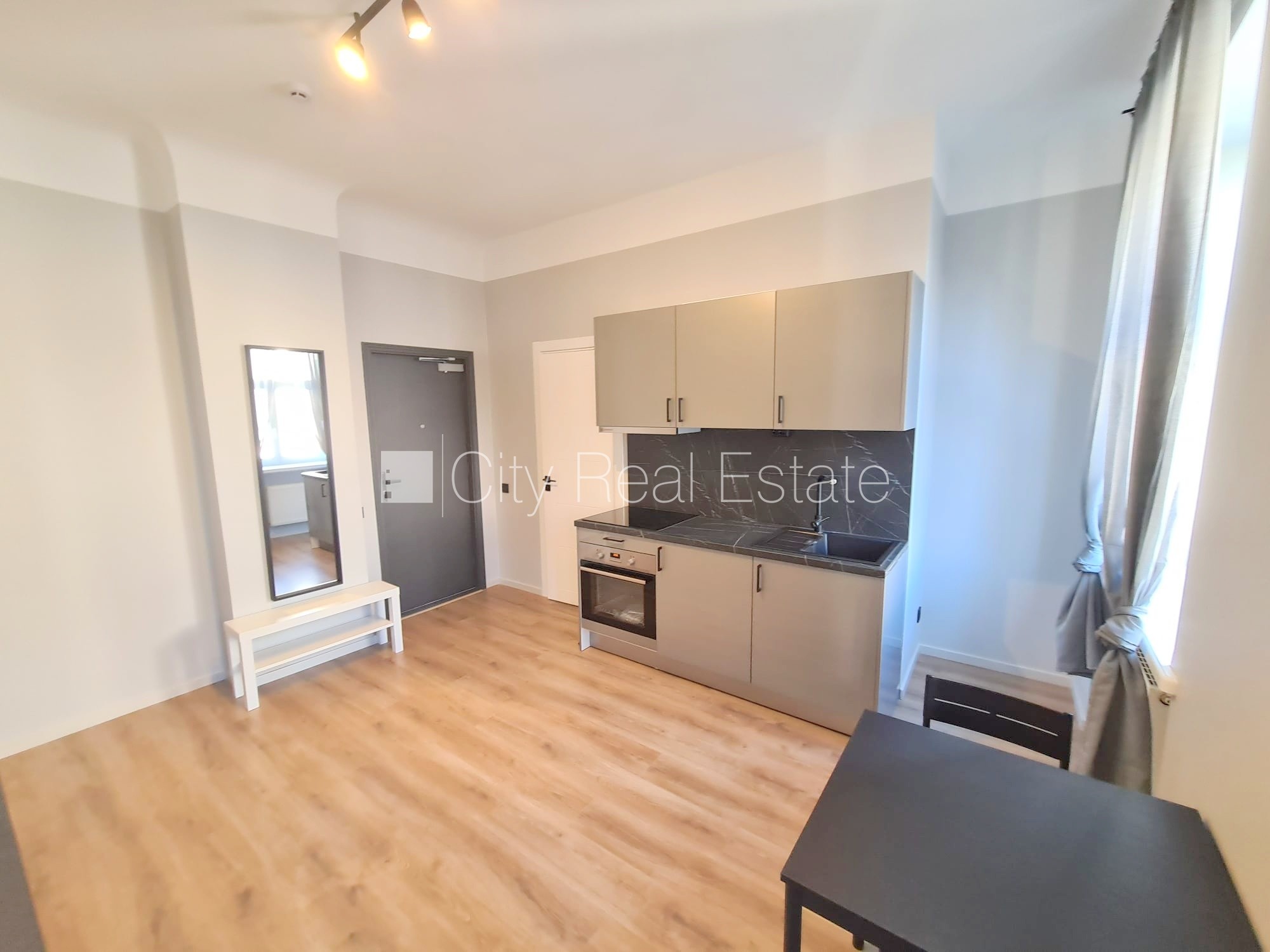 Sludinājumi. Pagalma ēka, renovēta māja, slēgts pagalms, ieeja no ielas un pagalma, ir lifts, kāpņu telpa pēc Cena: 360 EUR/mēn Foto #5