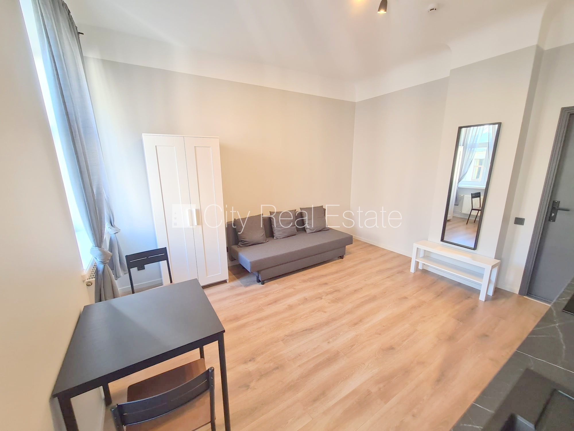 Sludinājumi. Pagalma ēka, renovēta māja, slēgts pagalms, ieeja no ielas un pagalma, ir lifts, kāpņu telpa pēc Cena: 360 EUR/mēn Foto #3