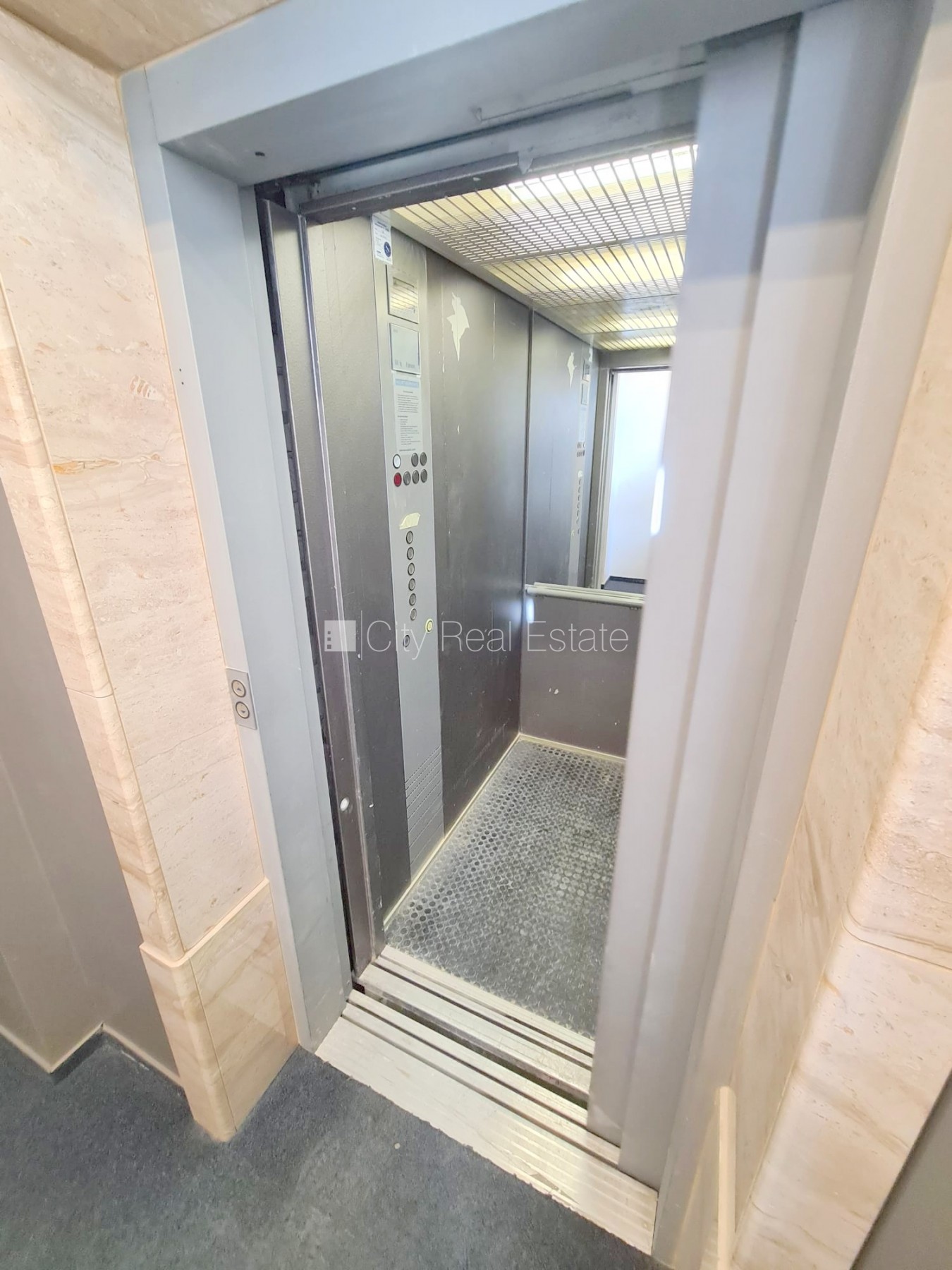 Sludinājumi. Pagalma ēka, renovēta māja, slēgts pagalms, ieeja no ielas un pagalma, ir lifts, kāpņu telpa pēc Cena: 360 EUR/mēn Foto #17