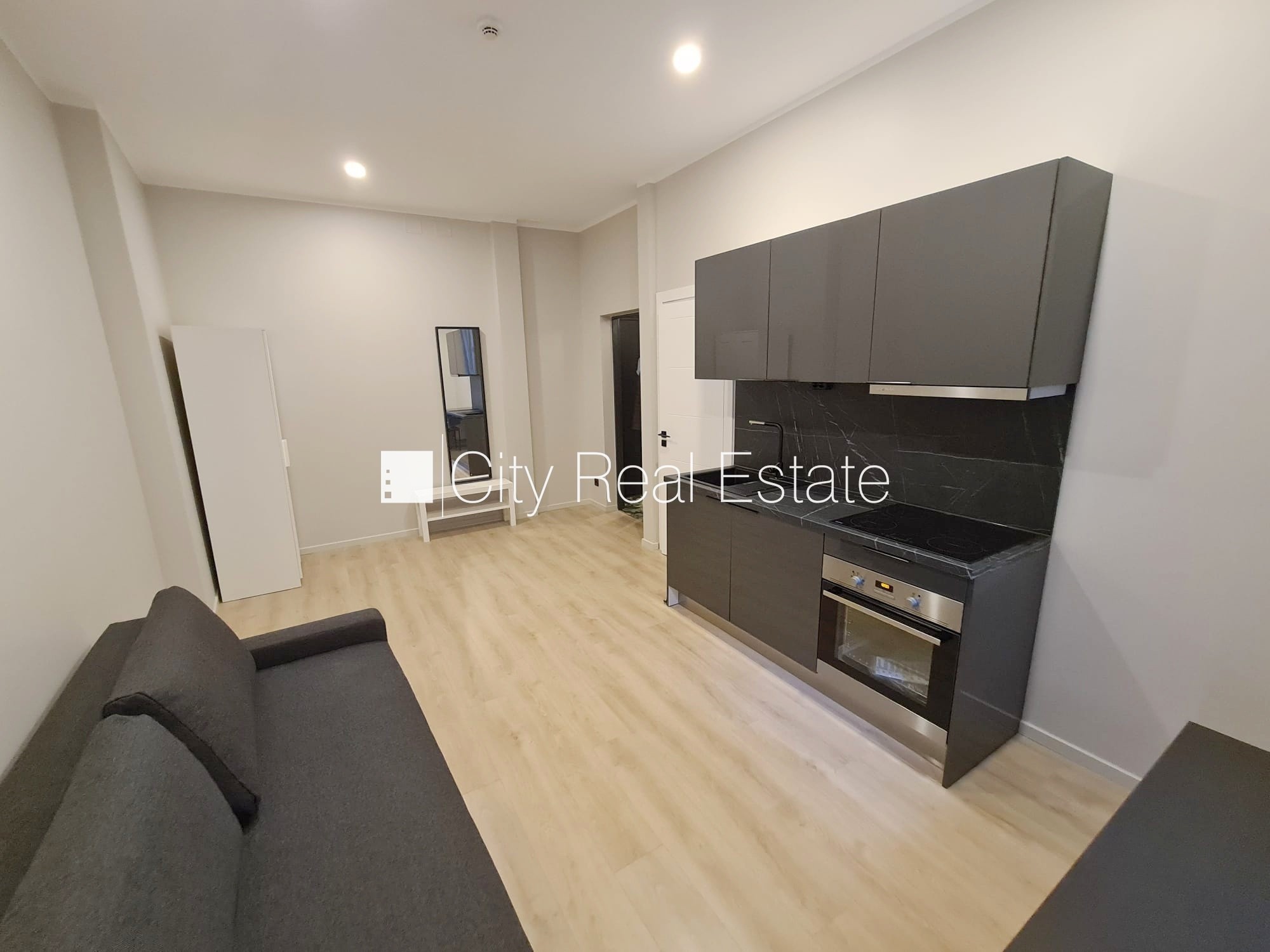 Sludinājumi. Fasādes māja, renovēta māja, slēgts pagalms, ieeja no ielas un pagalma, ir lifts, kāpņu telpa pēc Cena: 340 EUR/mēn Foto #3