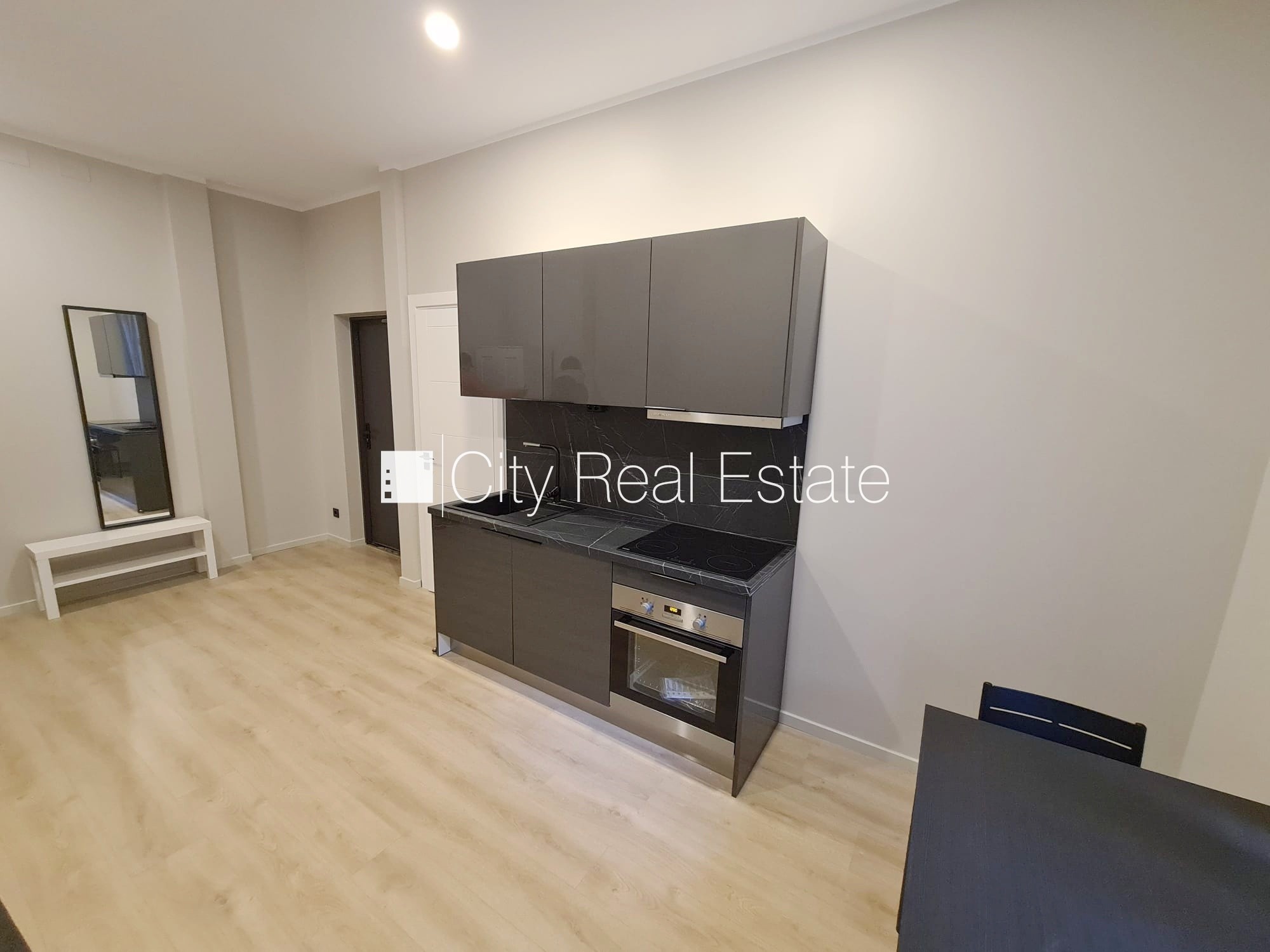 Sludinājumi. Fasādes māja, renovēta māja, slēgts pagalms, ieeja no ielas un pagalma, ir lifts, kāpņu telpa pēc Cena: 340 EUR/mēn Foto #4