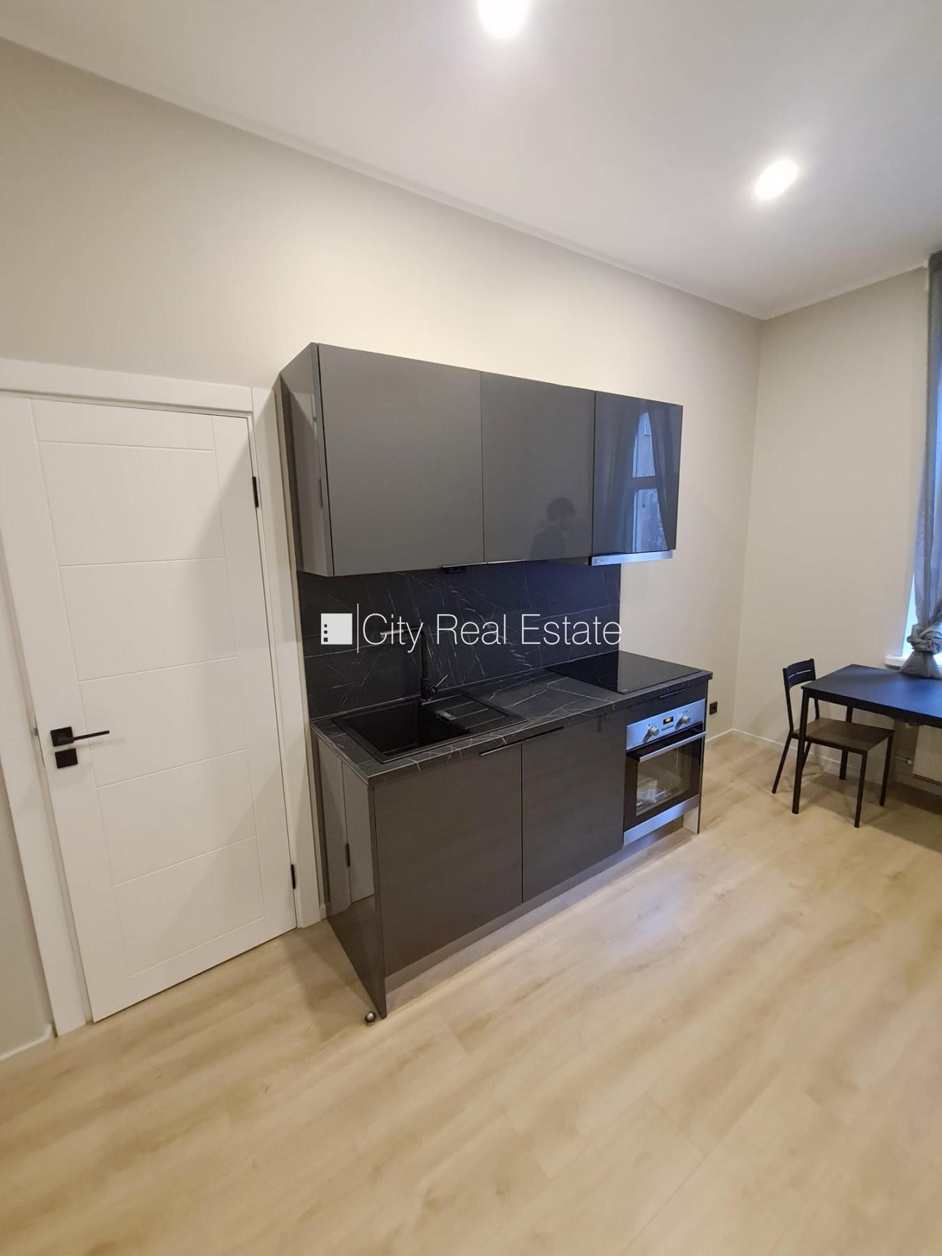 Sludinājumi. Fasādes māja, renovēta māja, slēgts pagalms, ieeja no ielas un pagalma, ir lifts, kāpņu telpa pēc Cena: 340 EUR/mēn Foto #7