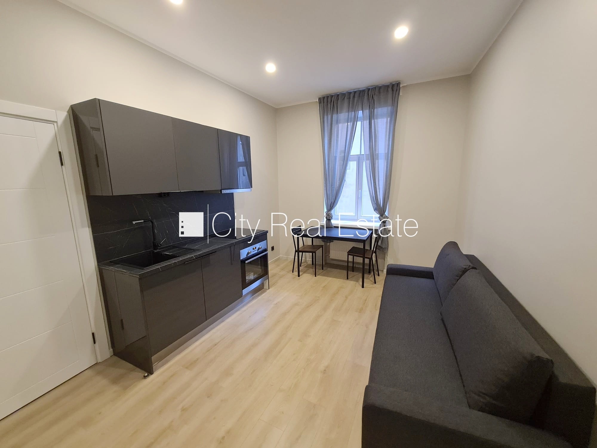 Sludinājumi. Fasādes māja, renovēta māja, slēgts pagalms, ieeja no ielas un pagalma, ir lifts, kāpņu telpa pēc Cena: 340 EUR/mēn Foto #5