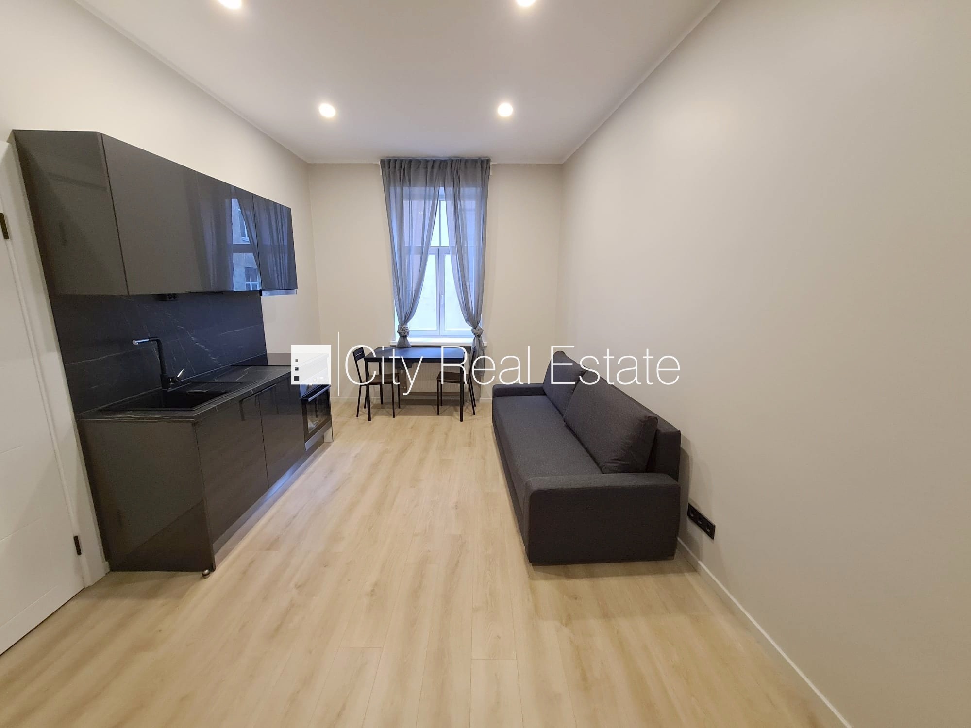 Sludinājumi. Fasādes māja, renovēta māja, slēgts pagalms, ieeja no ielas un pagalma, ir lifts, kāpņu telpa pēc Cena: 340 EUR/mēn Foto #6