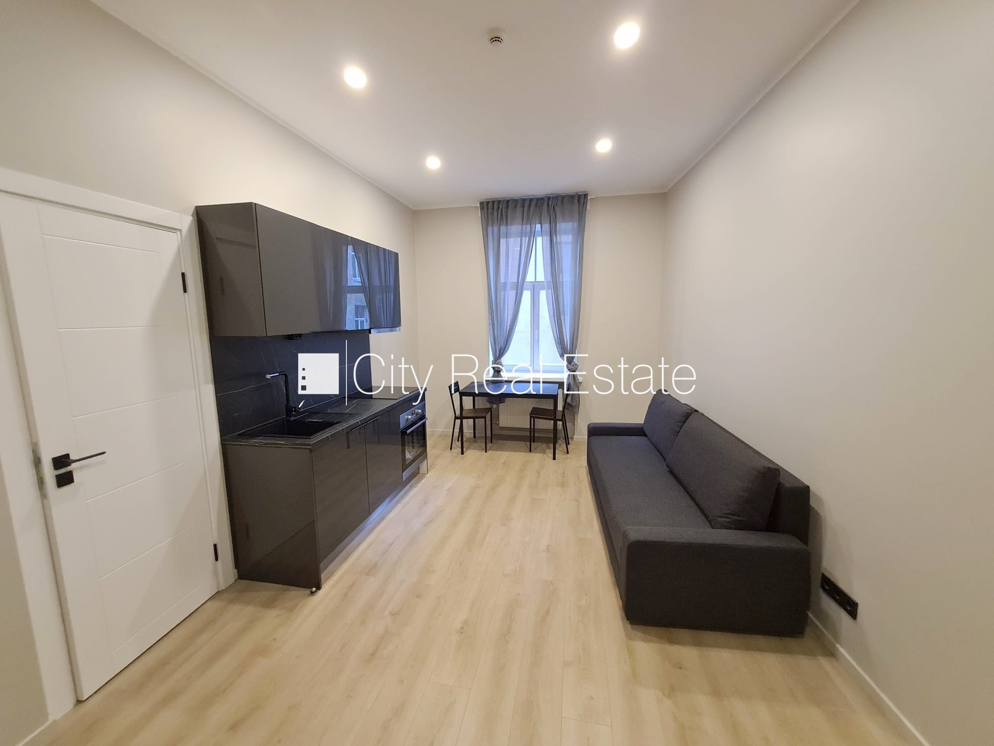 Sludinājumi. Fasādes māja, renovēta māja, slēgts pagalms, ieeja no ielas un pagalma, ir lifts, kāpņu telpa pēc Cena: 340 EUR/mēn Foto #1