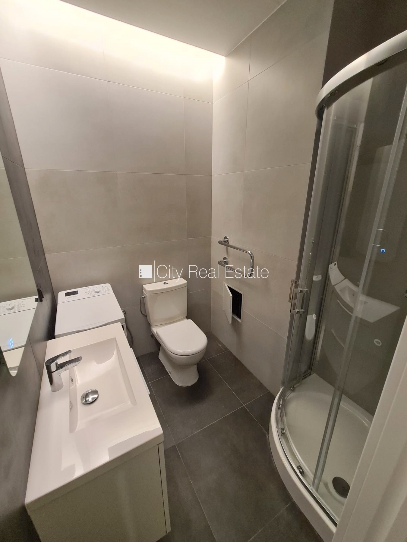 Sludinājumi. Fasādes māja, renovēta māja, slēgts pagalms, ieeja no ielas un pagalma, ir lifts, kāpņu telpa pēc Cena: 340 EUR/mēn Foto #8