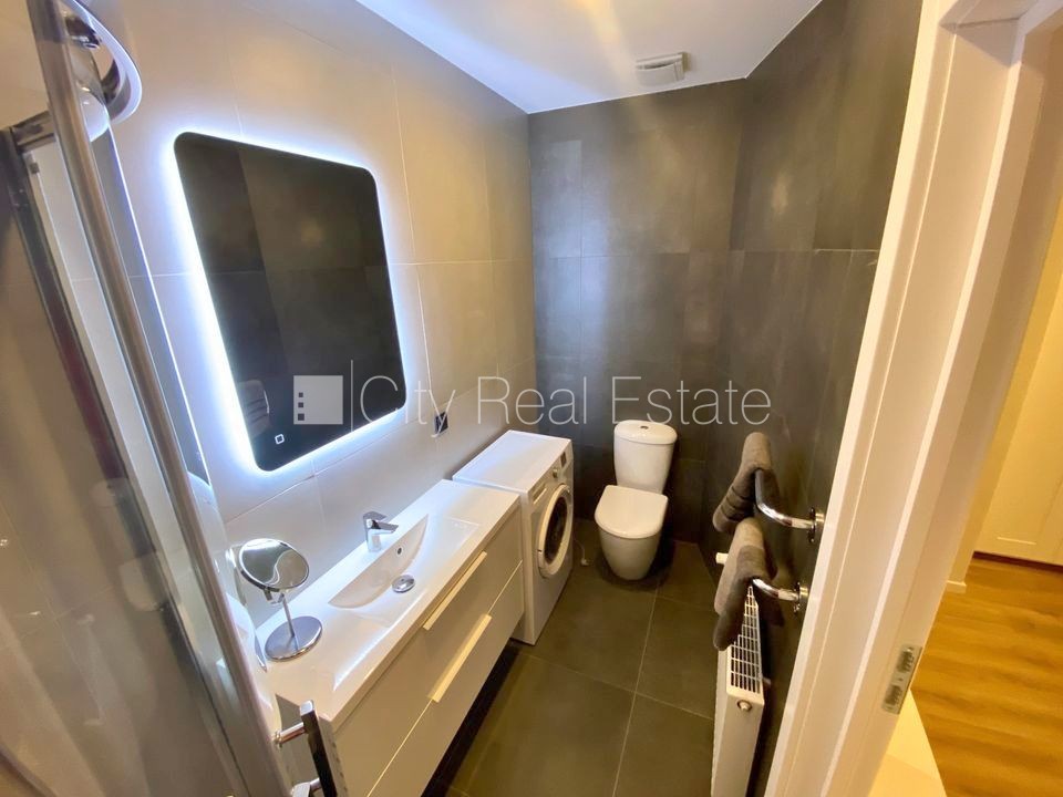 Объявление. Фасадный дом, реновированный дом, закрытый двор, вход с улицы и со двора, лифт, лестничная клетка Цена: 370 EUR/мес. Foto #6