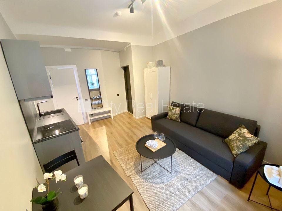 Объявление. Фасадный дом, реновированный дом, закрытый двор, вход с улицы и со двора, лифт, лестничная клетка Цена: 370 EUR/мес. Foto #1