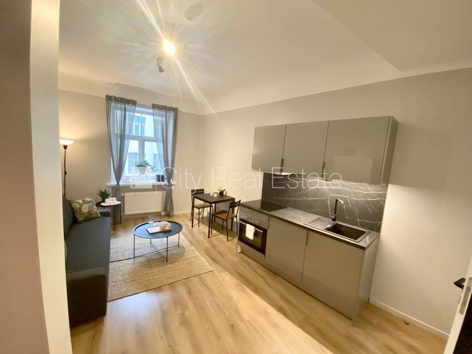 Объявление. Фасадный дом, реновированный дом, закрытый двор, вход с улицы и со двора, лифт, лестничная клетка Цена: 370 EUR/мес. Foto #4