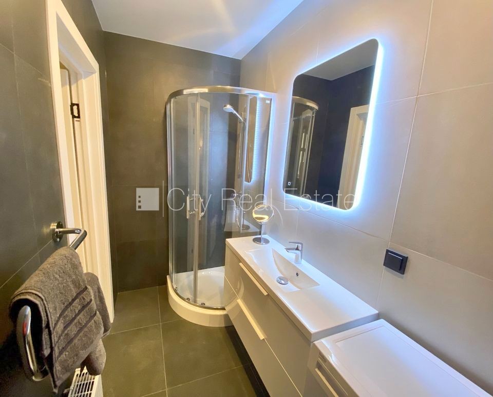 Объявление. Фасадный дом, реновированный дом, закрытый двор, вход с улицы и со двора, лифт, лестничная клетка Цена: 370 EUR/мес. Foto #7