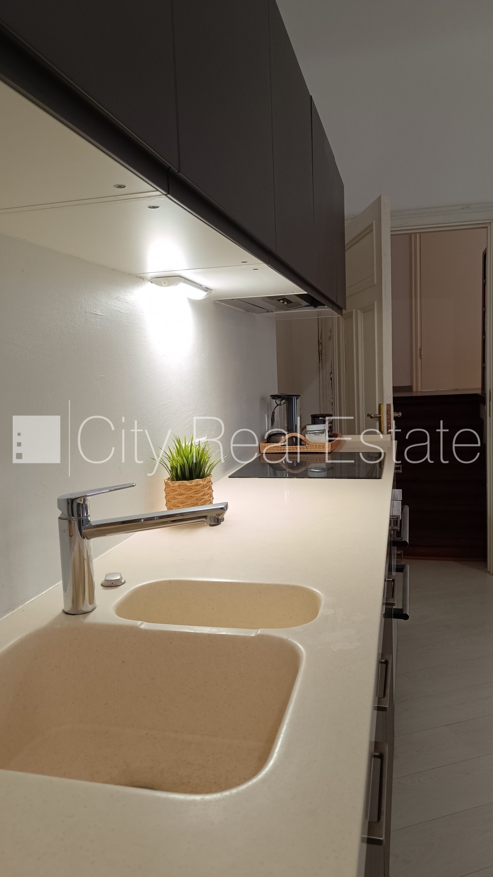 Sludinājumi. Pagalma māja, renovēta māja, labiekārtota apzaļumota teritorija, slēgts pagalms, ieeja no pagalma, Cena: 600 EUR/mēn Foto #5