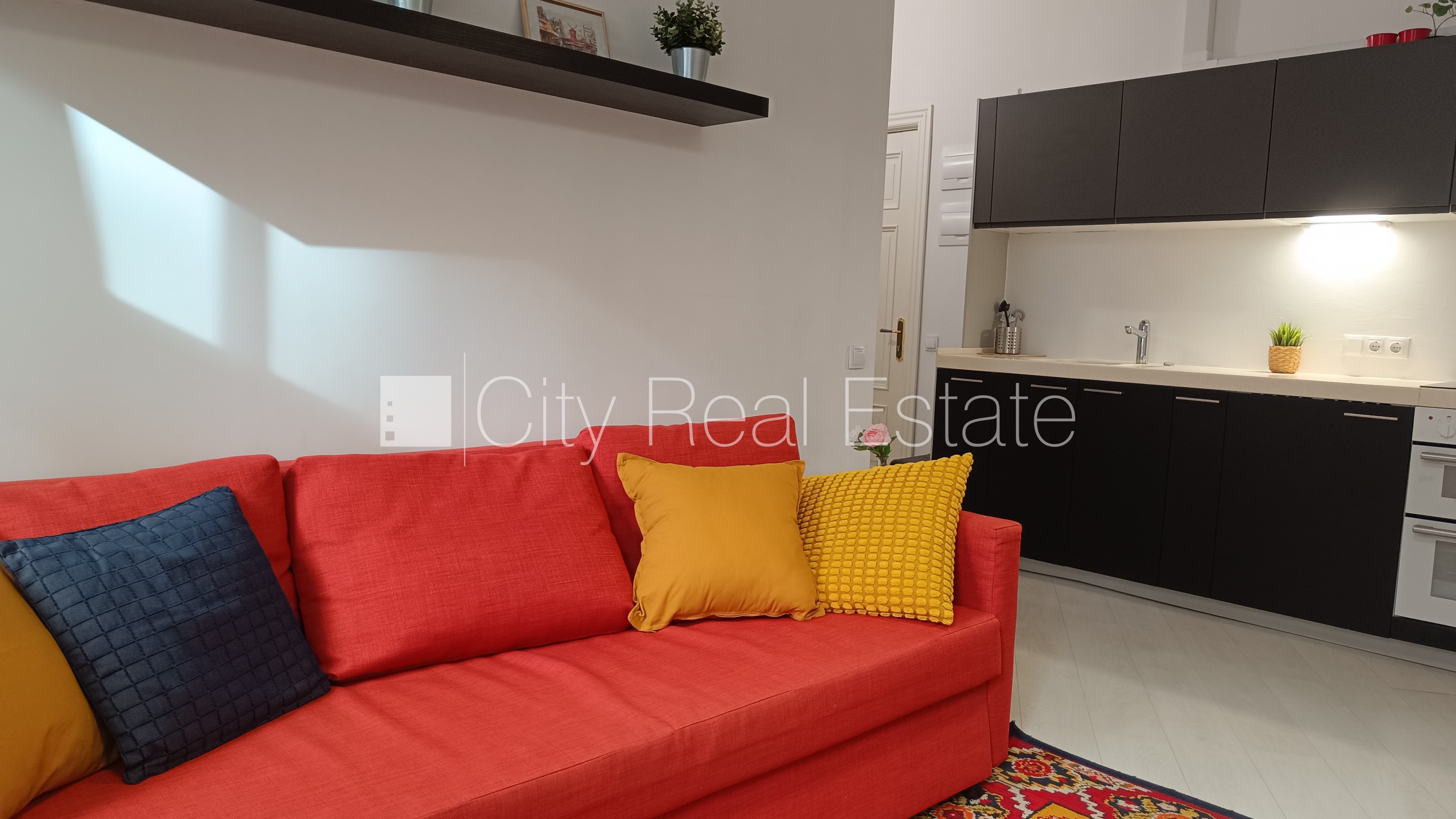 Sludinājumi. Pagalma māja, renovēta māja, labiekārtota apzaļumota teritorija, slēgts pagalms, ieeja no pagalma, Cena: 600 EUR/mēn Foto #3