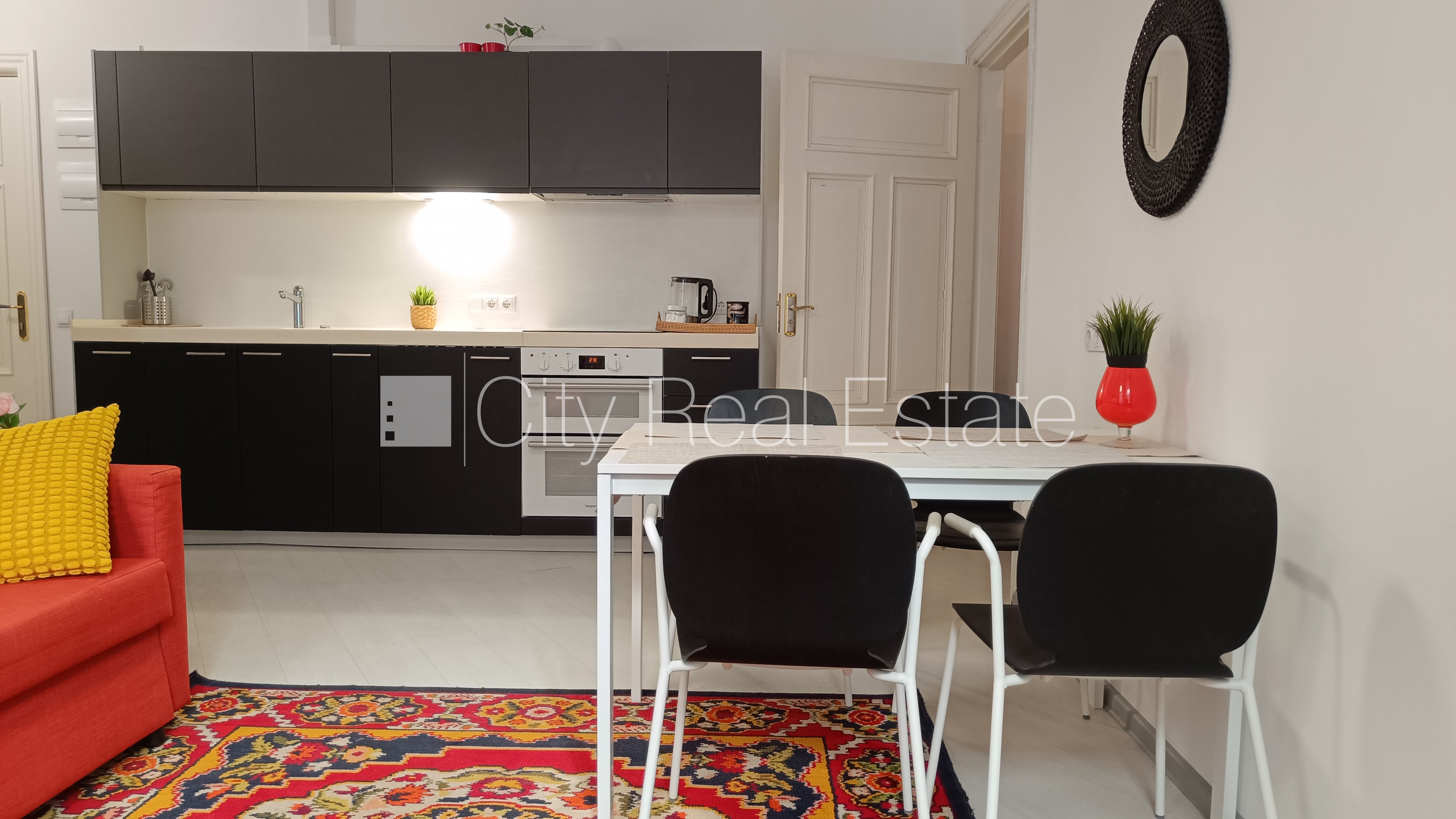 Sludinājumi. Pagalma māja, renovēta māja, labiekārtota apzaļumota teritorija, slēgts pagalms, ieeja no pagalma, Cena: 600 EUR/mēn Foto #1