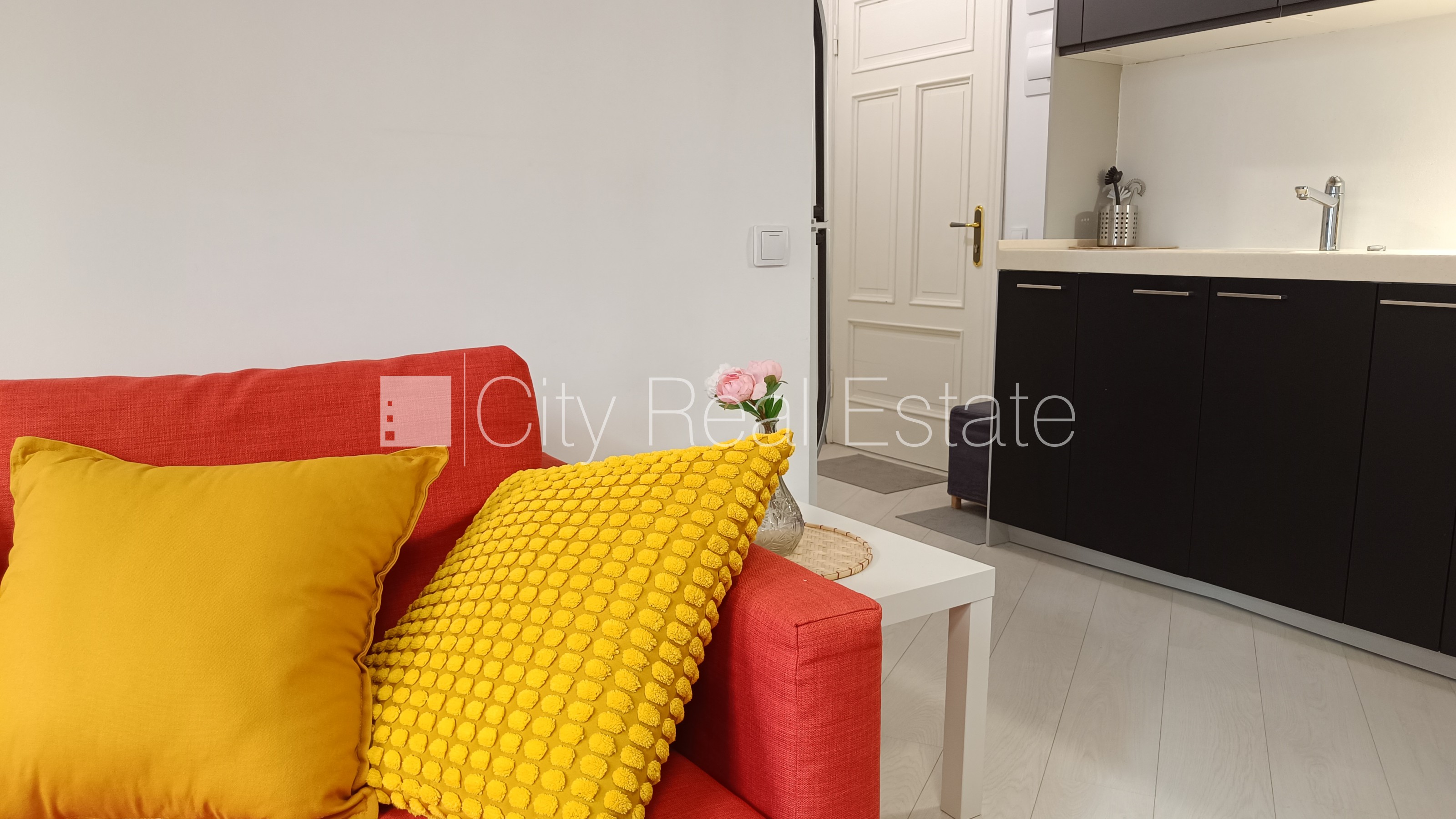 Sludinājumi. Pagalma māja, renovēta māja, labiekārtota apzaļumota teritorija, slēgts pagalms, ieeja no pagalma, Cena: 600 EUR/mēn Foto #4