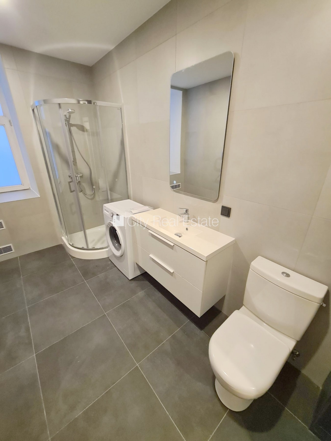 Объявление. Фасадный дом, реновированный дом, закрытый двор, вход с улицы и со двора, лифт, лестничная клетка Цена: 490 EUR/мес. Foto #23