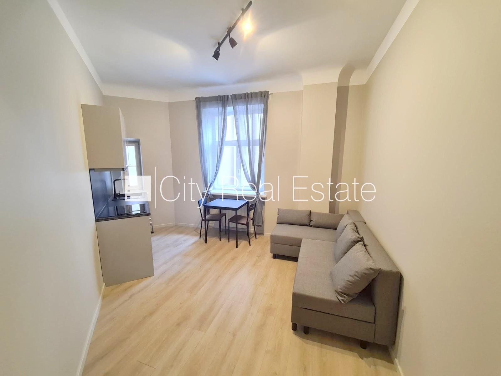 Объявление. Фасадный дом, реновированный дом, закрытый двор, вход с улицы и со двора, лифт, лестничная клетка Цена: 490 EUR/мес. Foto #4