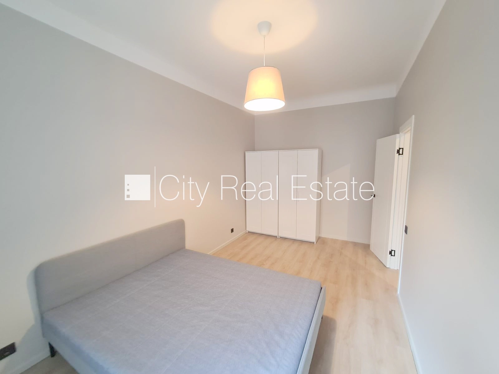 Объявление. Фасадный дом, реновированный дом, закрытый двор, вход с улицы и со двора, лифт, лестничная клетка Цена: 490 EUR/мес. Foto #15