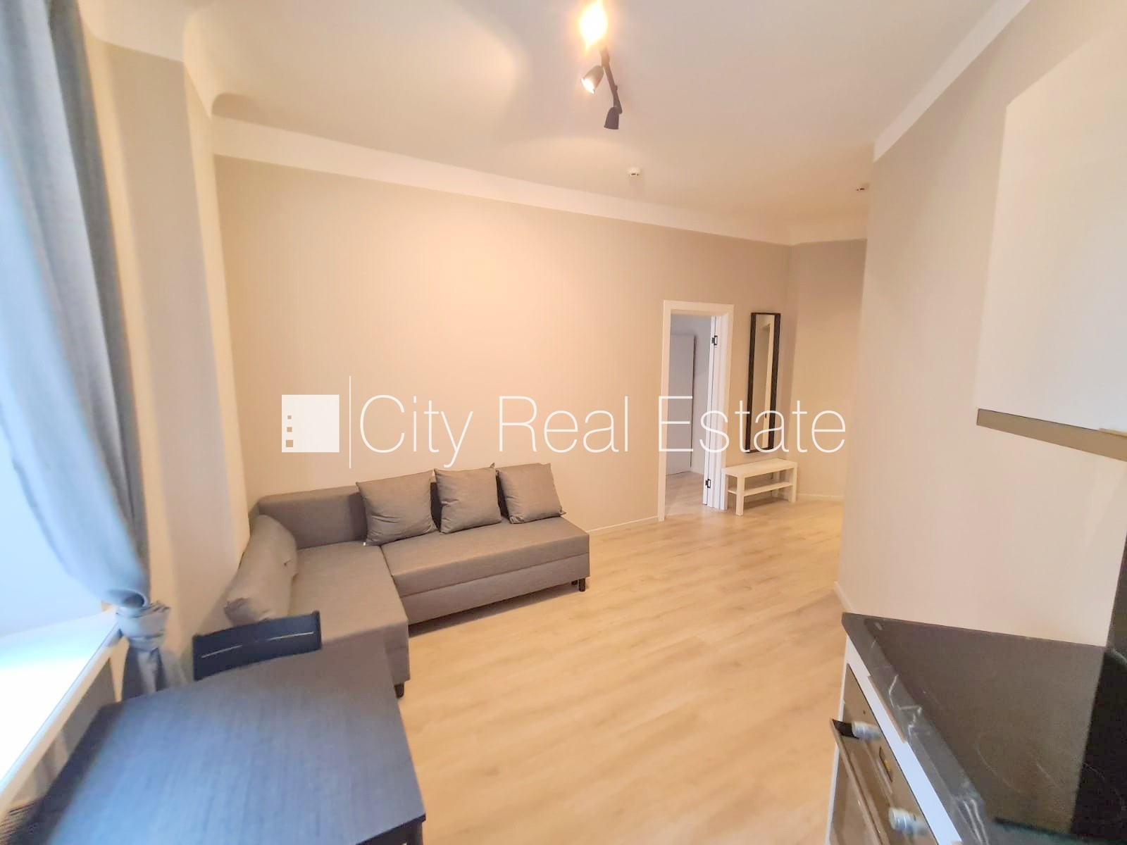 Объявление. Фасадный дом, реновированный дом, закрытый двор, вход с улицы и со двора, лифт, лестничная клетка Цена: 490 EUR/мес. Foto #5