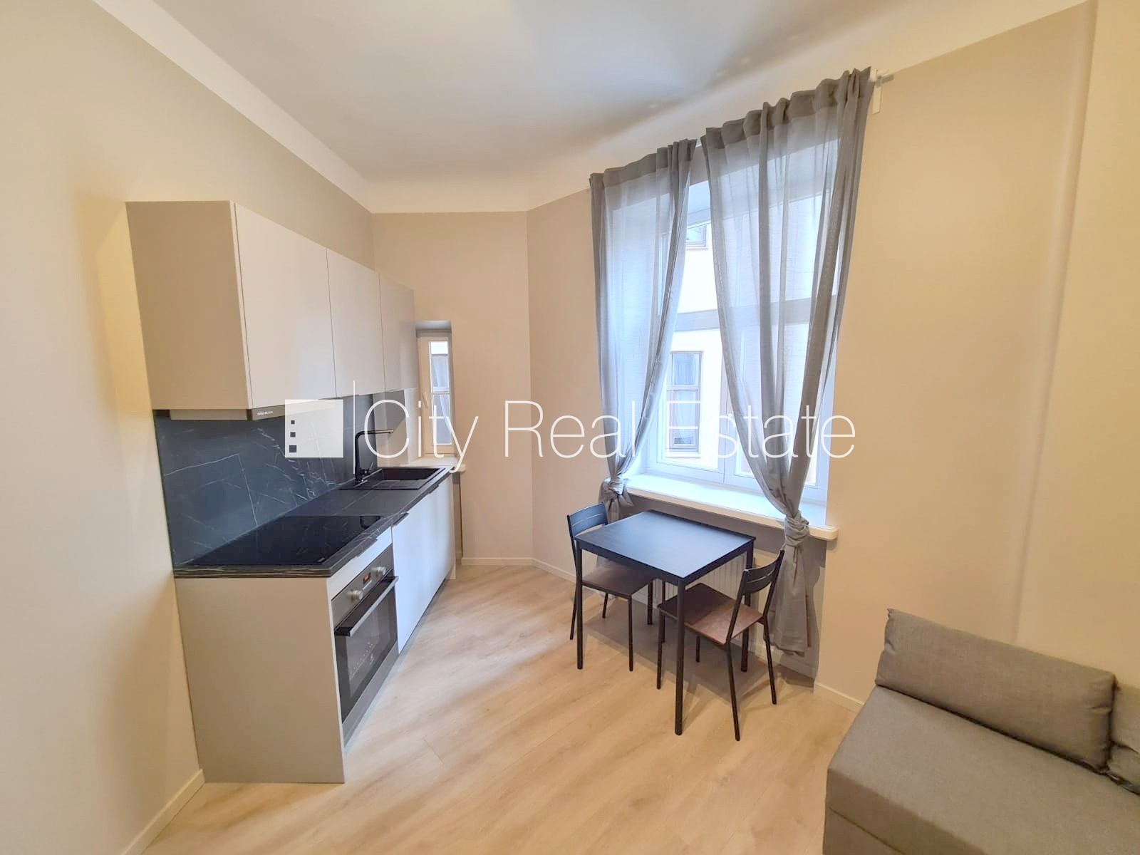 Объявление. Фасадный дом, реновированный дом, закрытый двор, вход с улицы и со двора, лифт, лестничная клетка Цена: 490 EUR/мес. Foto #8