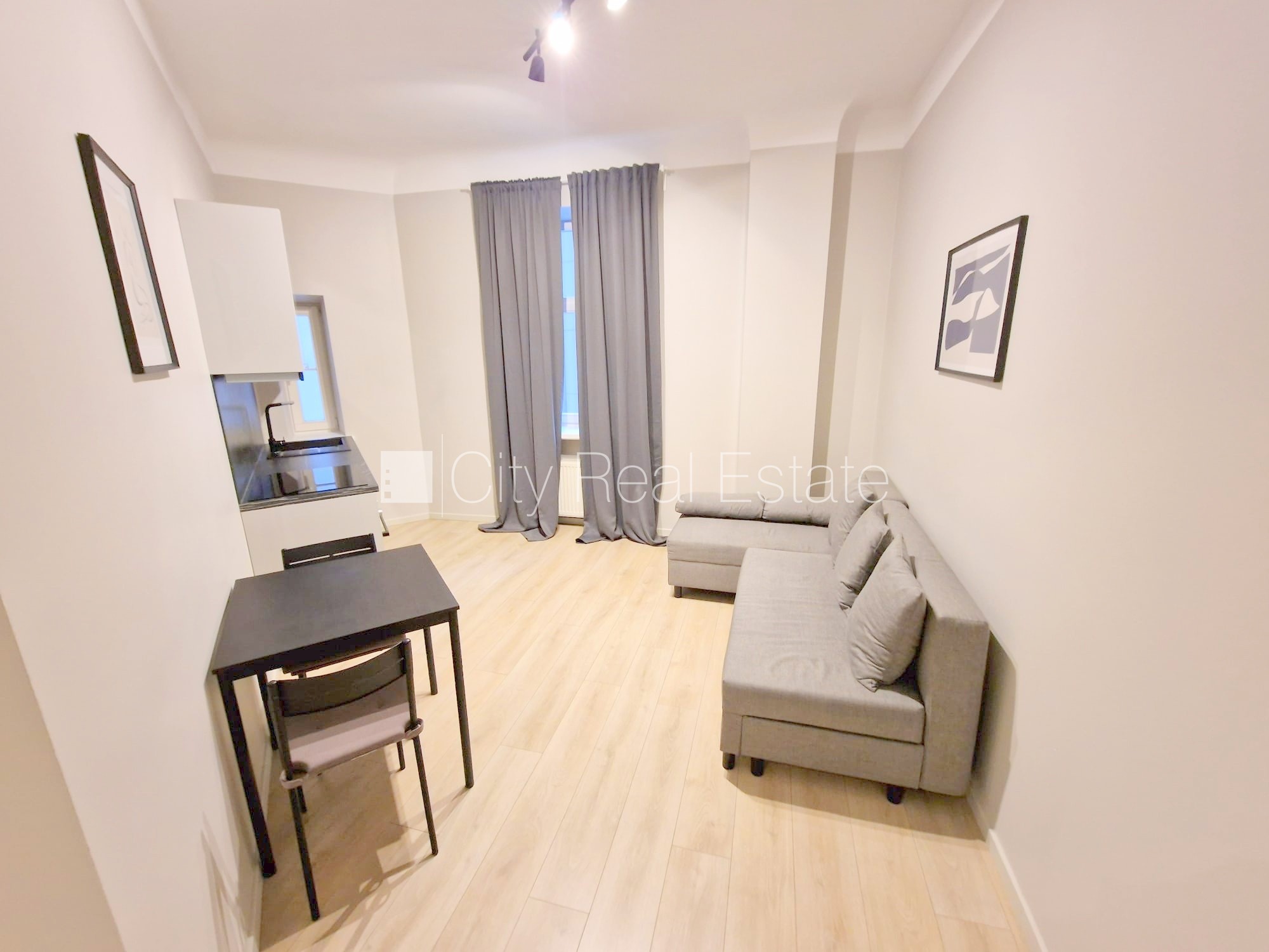 Объявление. Фасадный дом, реновированный дом, закрытый двор, вход с улицы и со двора, лифт, лестничная клетка Цена: 490 EUR/мес. Foto #1