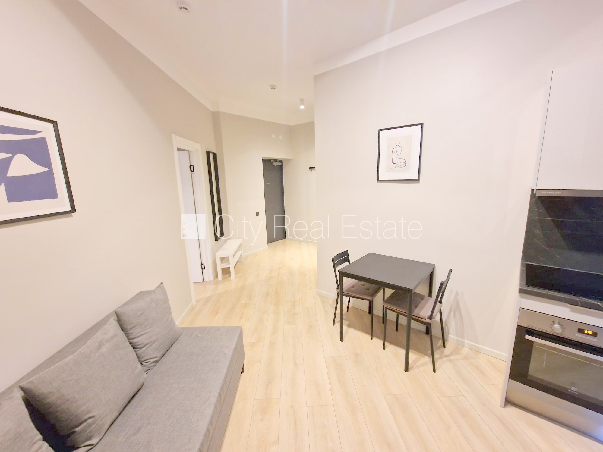 Объявление. Фасадный дом, реновированный дом, закрытый двор, вход с улицы и со двора, лифт, лестничная клетка Цена: 490 EUR/мес. Foto #2