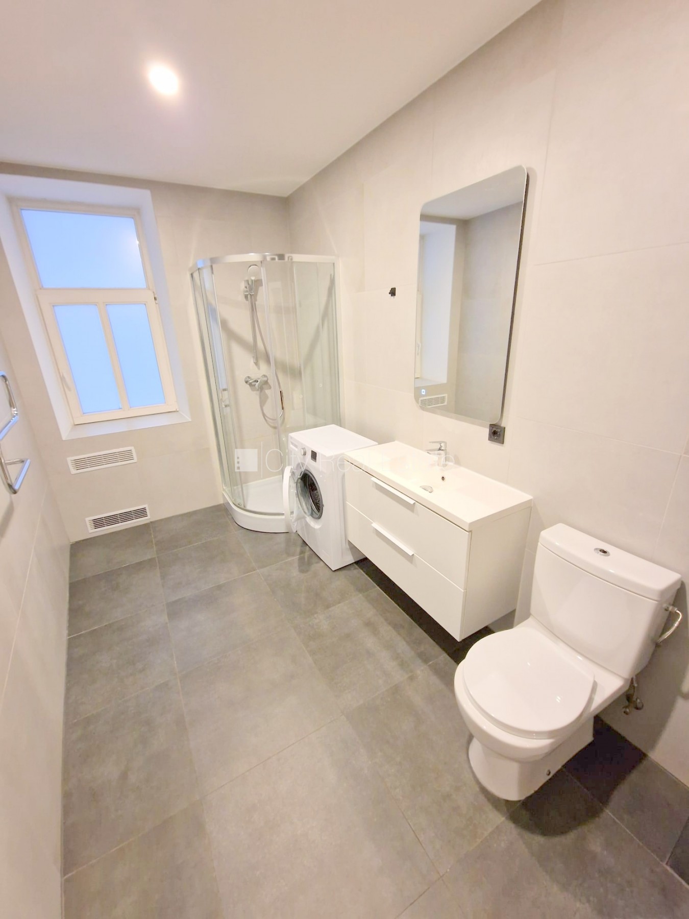 Объявление. Фасадный дом, реновированный дом, закрытый двор, вход с улицы и со двора, лифт, лестничная клетка Цена: 490 EUR/мес. Foto #20