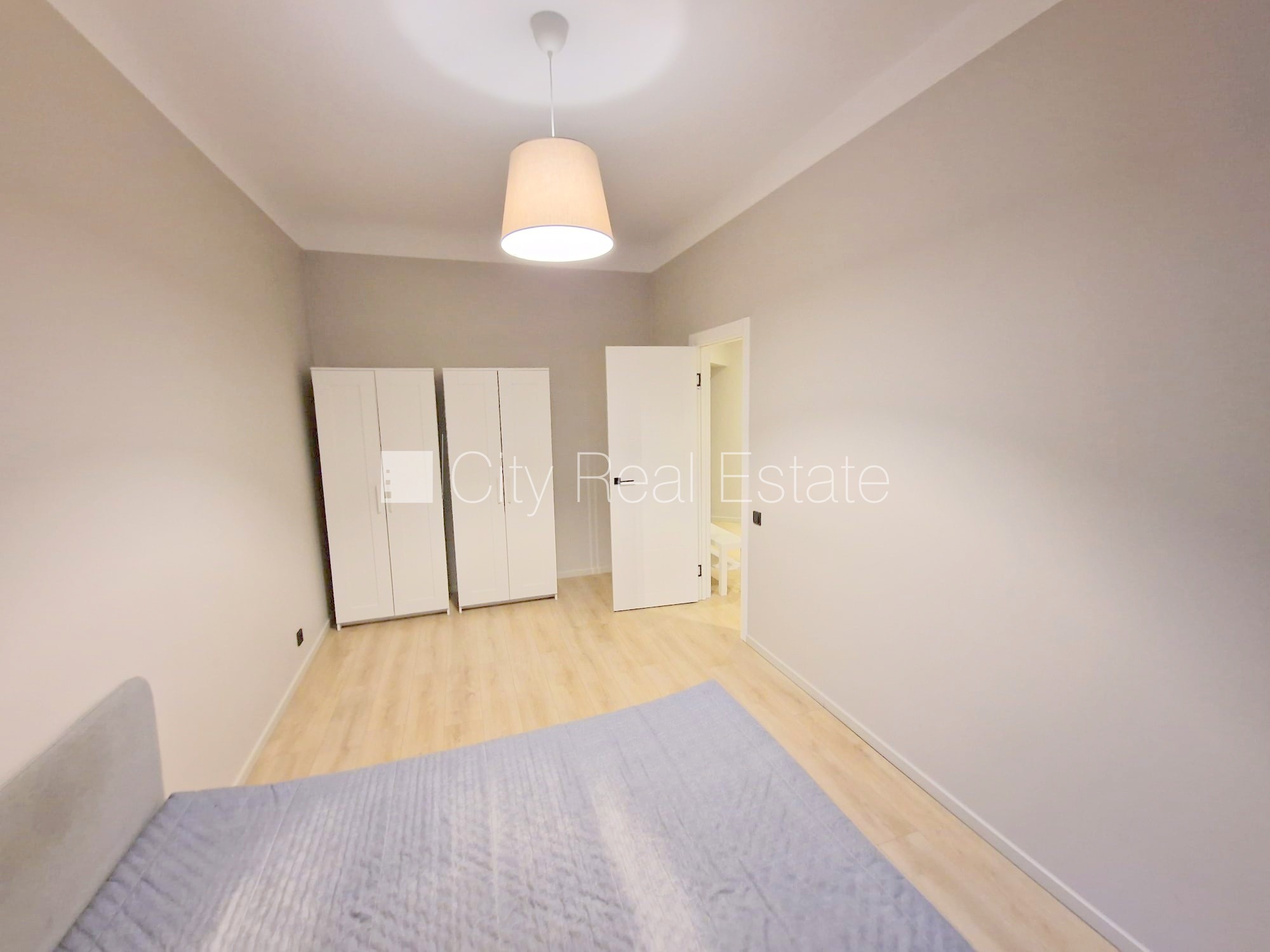 Объявление. Фасадный дом, реновированный дом, закрытый двор, вход с улицы и со двора, лифт, лестничная клетка Цена: 490 EUR/мес. Foto #13