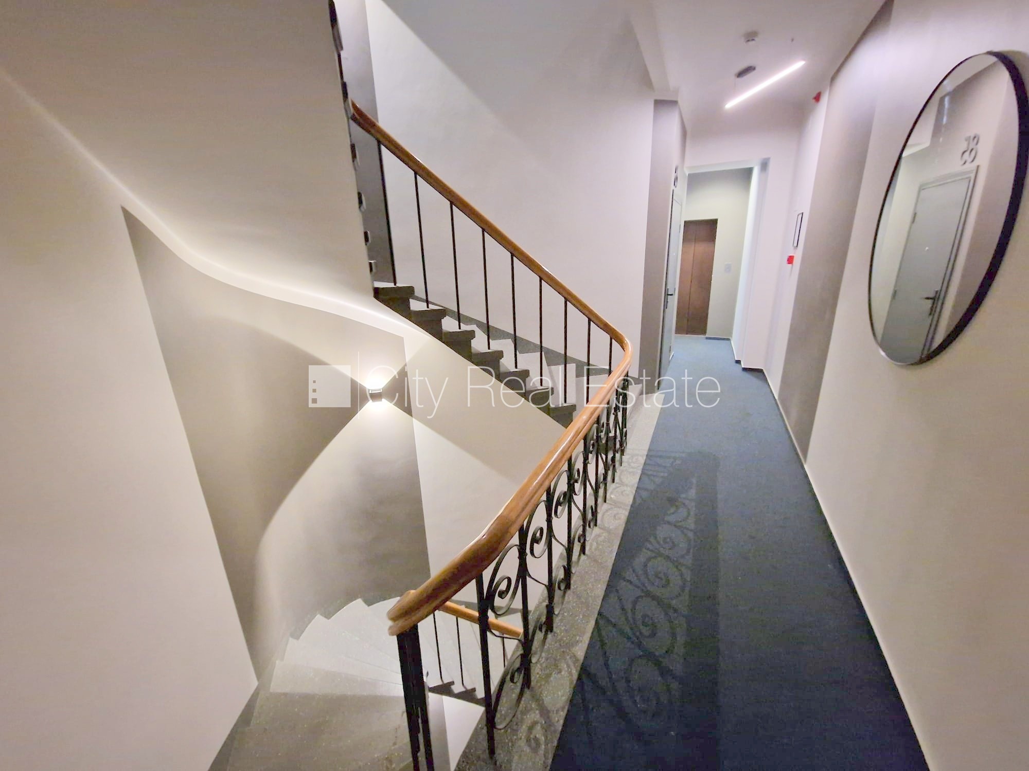 Объявление. Фасадный дом, реновированный дом, закрытый двор, вход с улицы и со двора, лифт, лестничная клетка Цена: 490 EUR/мес. Foto #25