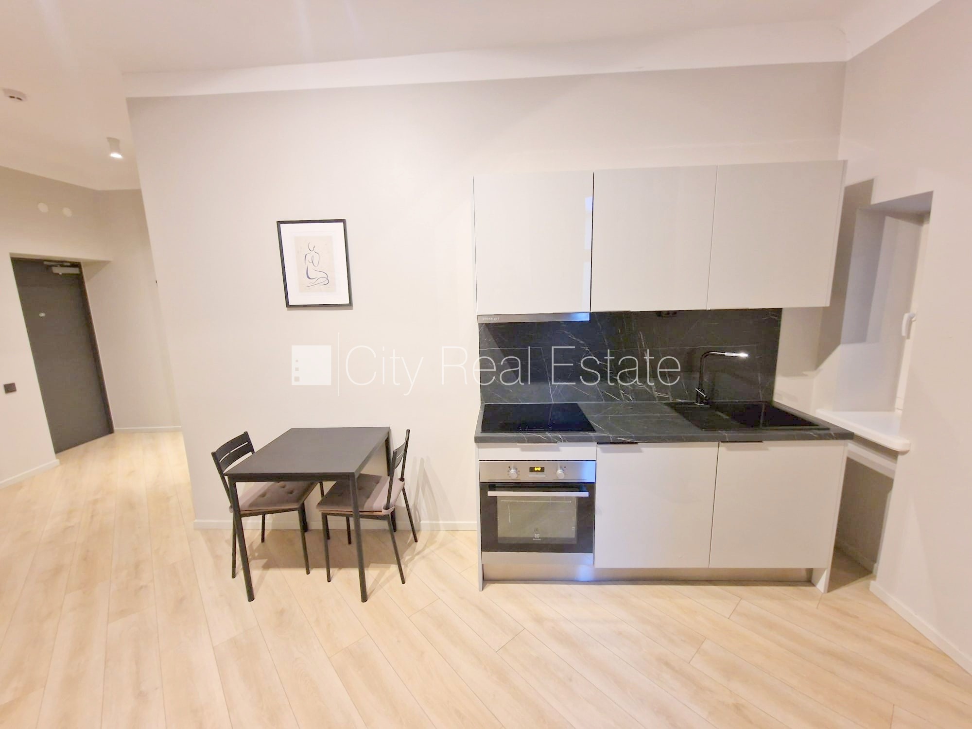 Объявление. Фасадный дом, реновированный дом, закрытый двор, вход с улицы и со двора, лифт, лестничная клетка Цена: 490 EUR/мес. Foto #6