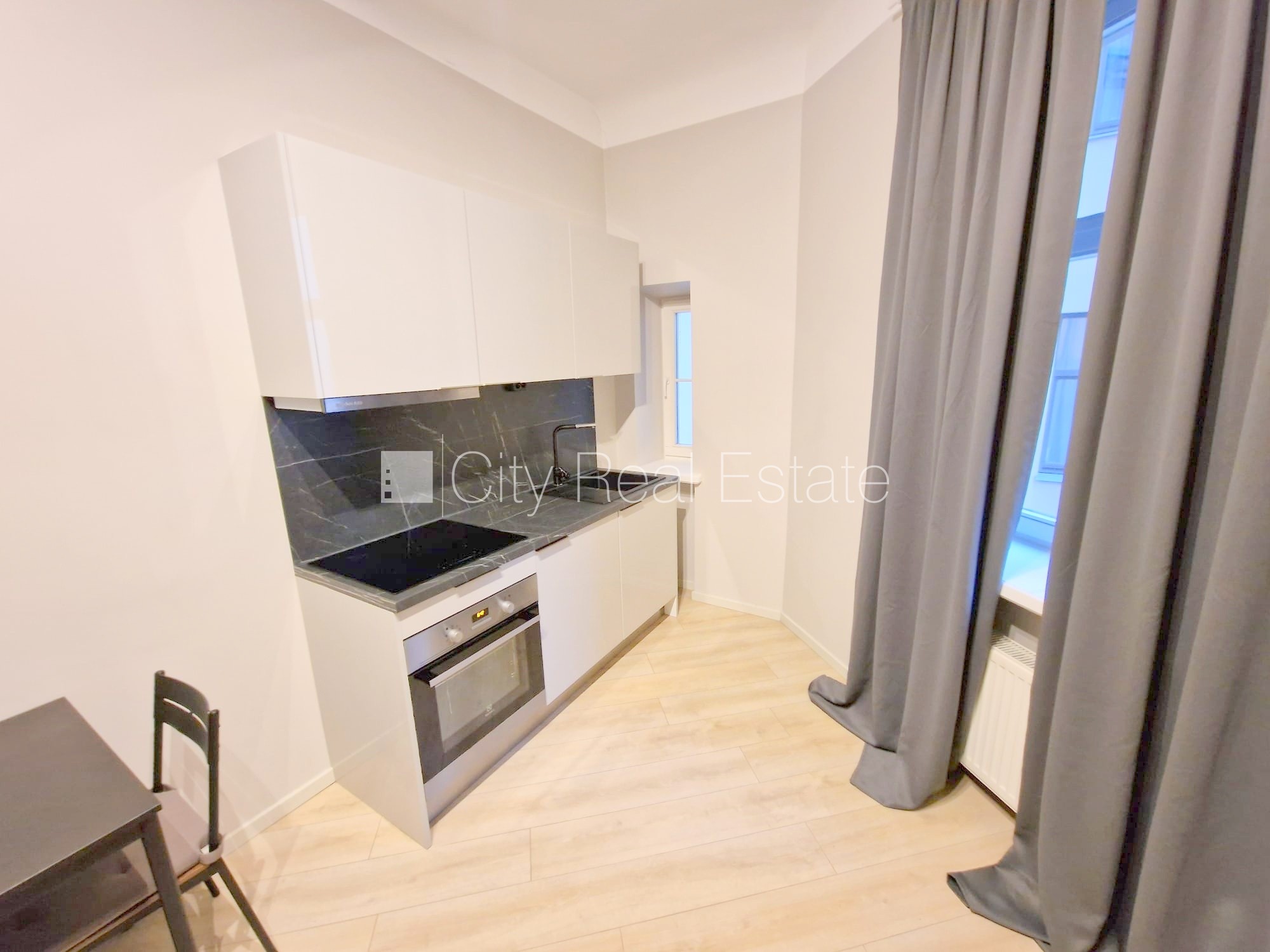 Объявление. Фасадный дом, реновированный дом, закрытый двор, вход с улицы и со двора, лифт, лестничная клетка Цена: 490 EUR/мес. Foto #7