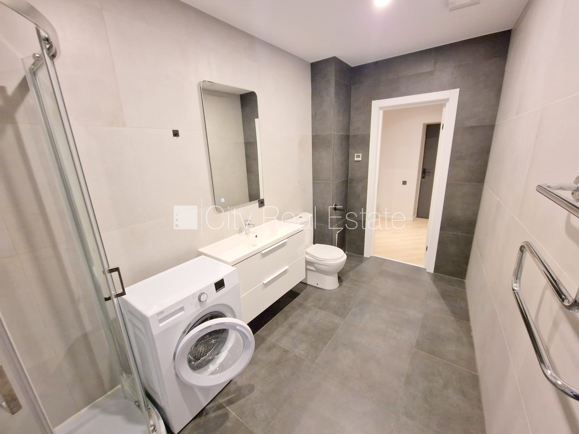 Объявление. Фасадный дом, реновированный дом, закрытый двор, вход с улицы и со двора, лифт, лестничная клетка Цена: 490 EUR/мес. Foto #22