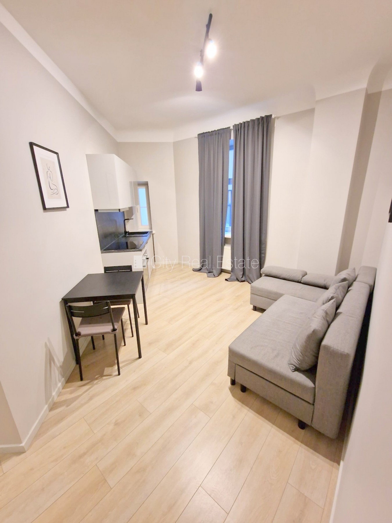 Объявление. Фасадный дом, реновированный дом, закрытый двор, вход с улицы и со двора, лифт, лестничная клетка Цена: 490 EUR/мес. Foto #10