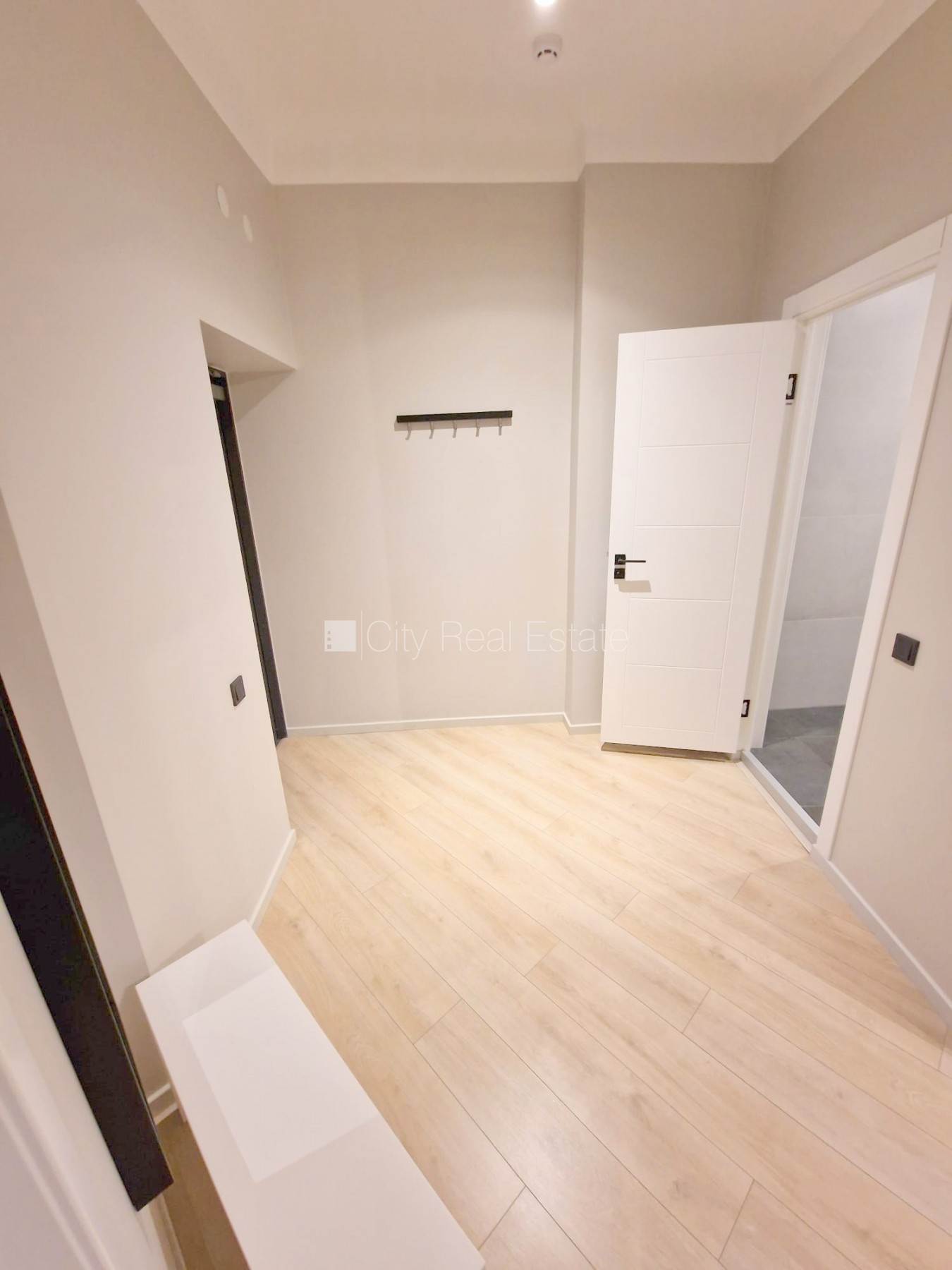 Объявление. Фасадный дом, реновированный дом, закрытый двор, вход с улицы и со двора, лифт, лестничная клетка Цена: 490 EUR/мес. Foto #24