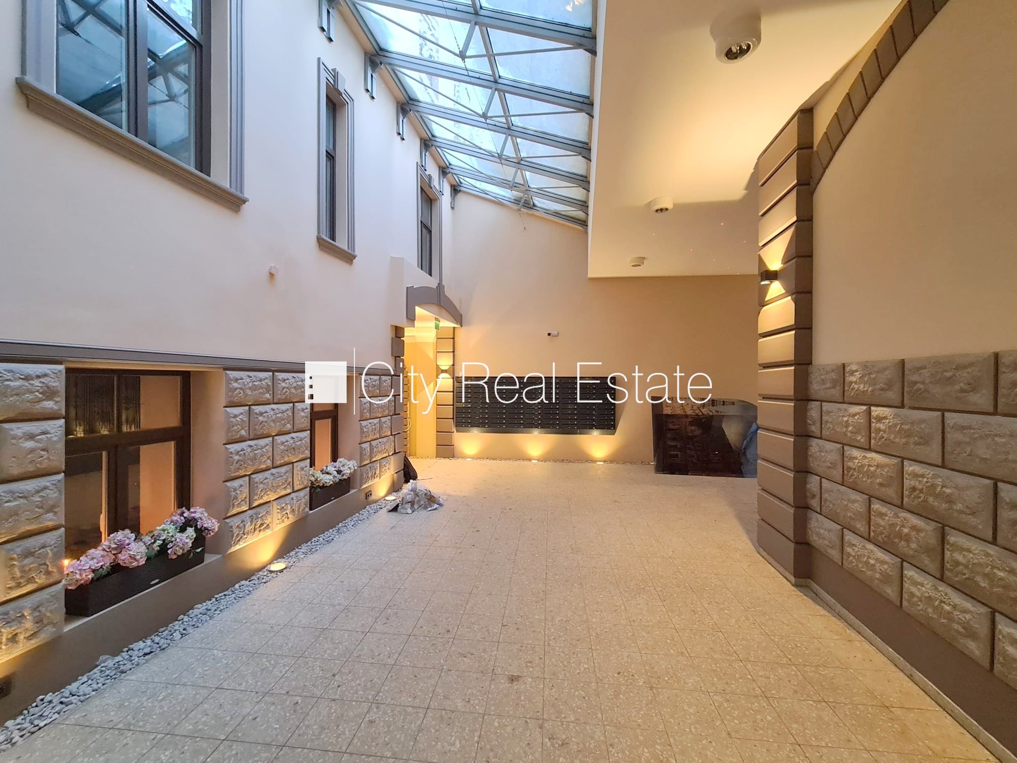 Объявление. Здание во дворе, фасадный дом, закрытый двор, вход с улицы и со двора, лифт, лестничная клетка Цена: 360 EUR/мес. Foto #10