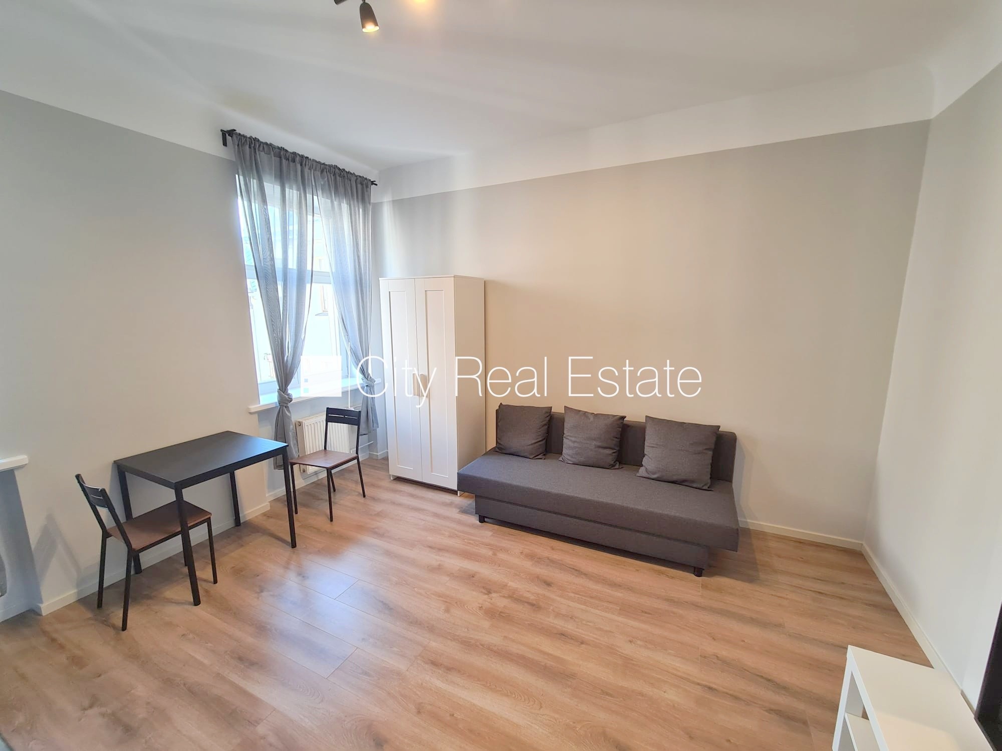 Объявление. Здание во дворе, фасадный дом, закрытый двор, вход с улицы и со двора, лифт, лестничная клетка Цена: 360 EUR/мес. Foto #8