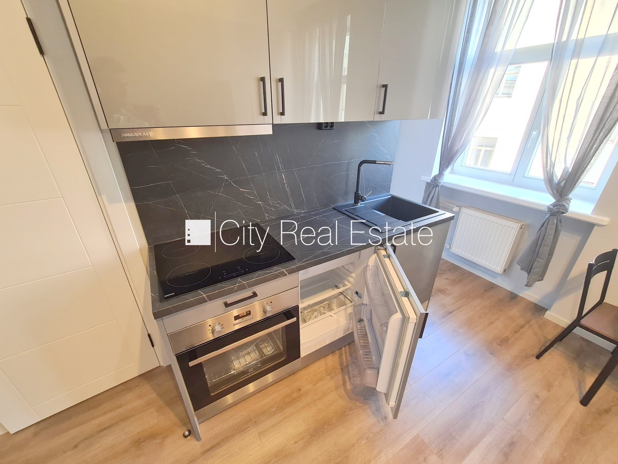 Объявление. Здание во дворе, фасадный дом, закрытый двор, вход с улицы и со двора, лифт, лестничная клетка Цена: 360 EUR/мес. Foto #9