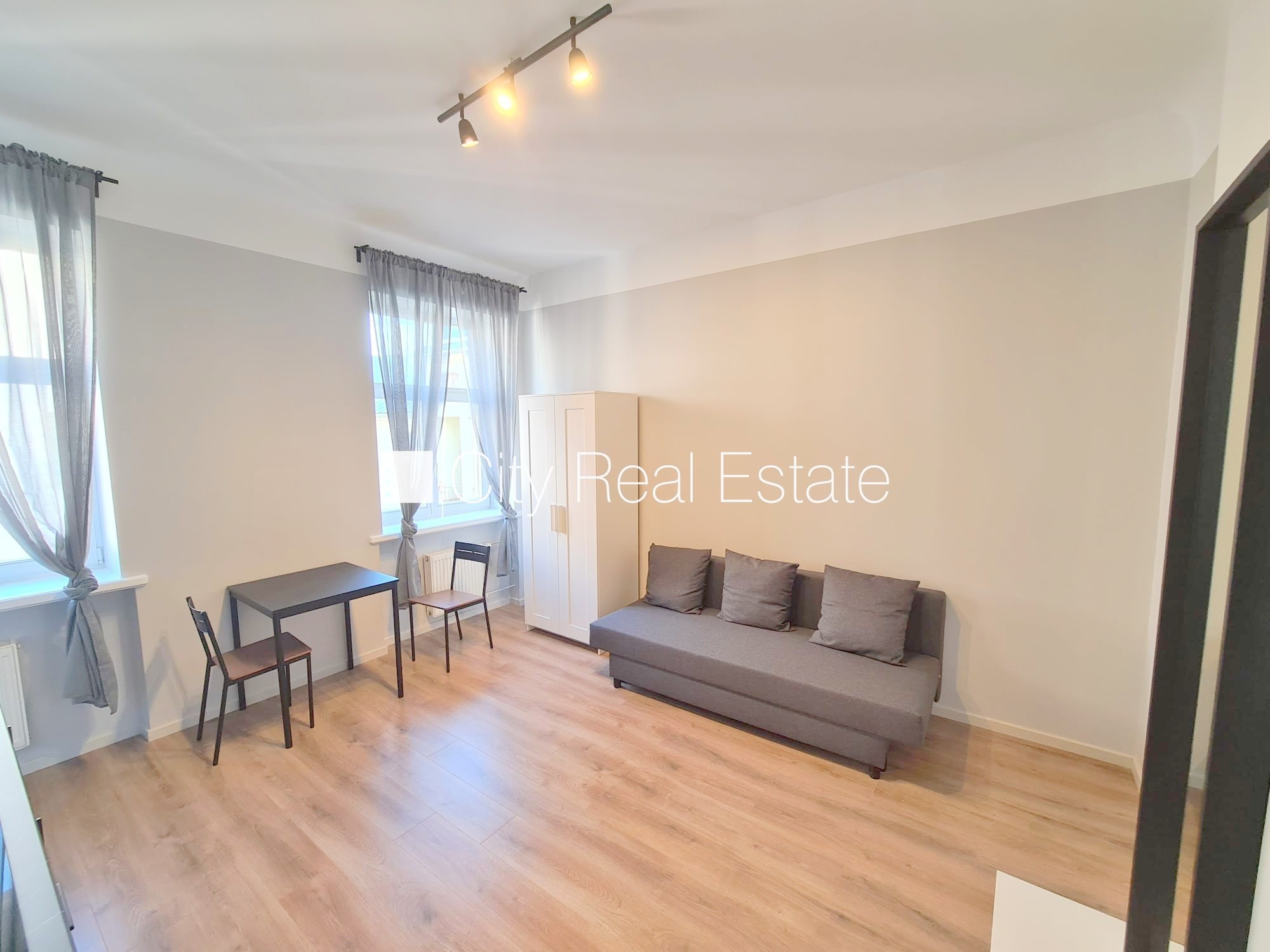 Объявление. Здание во дворе, фасадный дом, закрытый двор, вход с улицы и со двора, лифт, лестничная клетка Цена: 360 EUR/мес. Foto #5