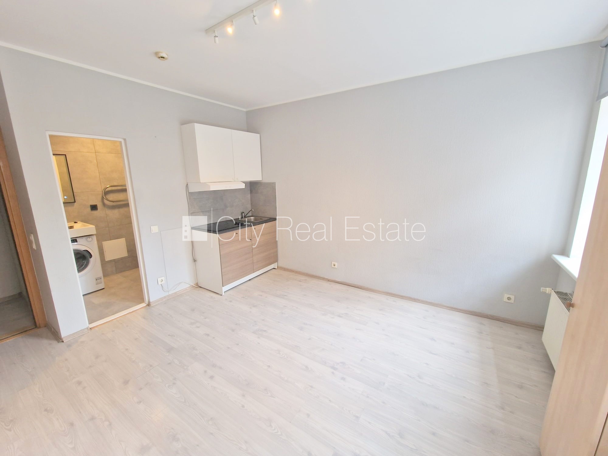 Sludinājumi. Fasādes māja, renovēta māja, slēgts pagalms, ieeja no pagalma, kāpņu telpa pēc kapitālā remonta, Cena: 300 EUR/mēn Foto #2