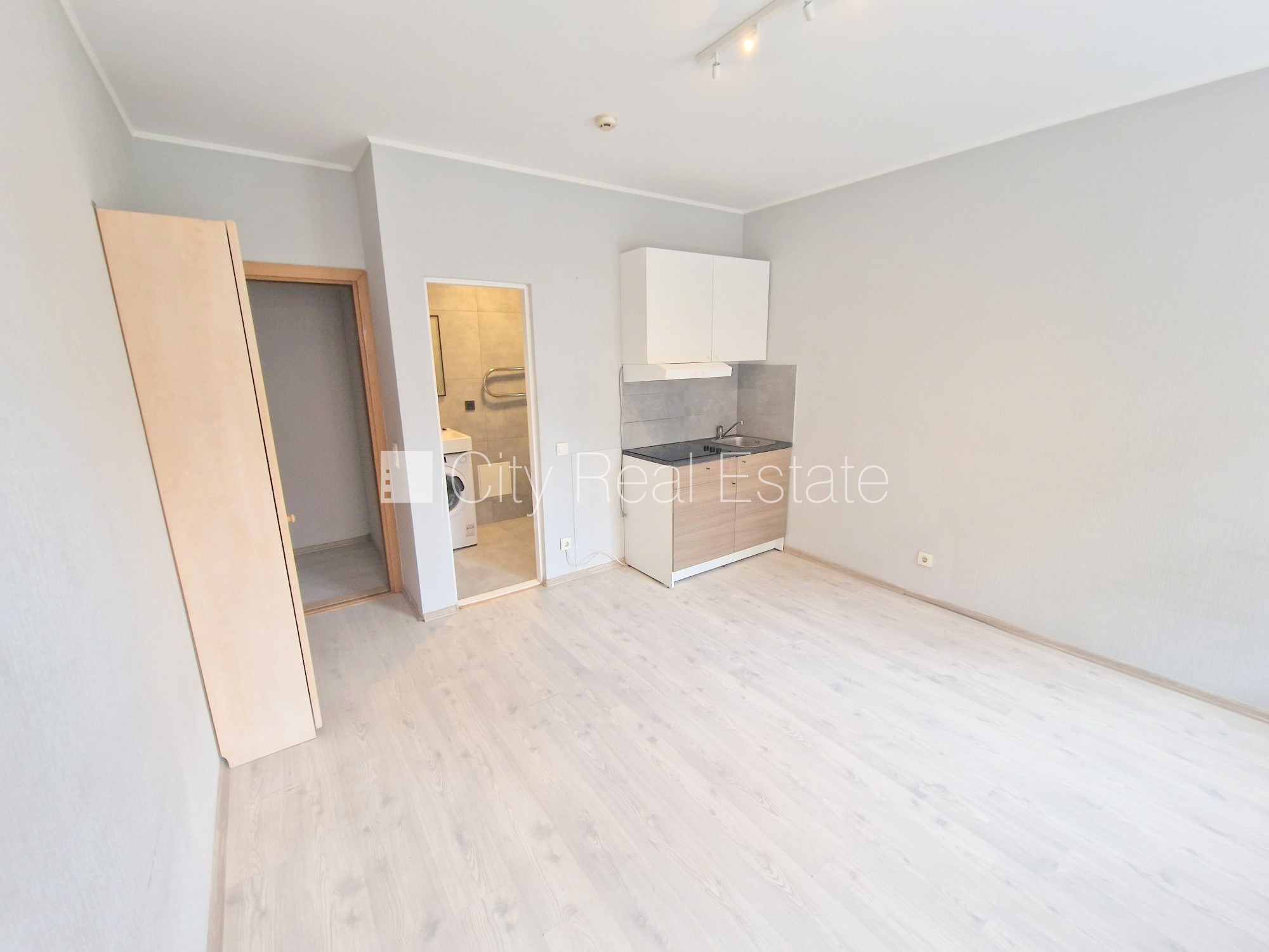 Sludinājumi. Fasādes māja, renovēta māja, slēgts pagalms, ieeja no pagalma, kāpņu telpa pēc kapitālā remonta, Cena: 300 EUR/mēn Foto #1