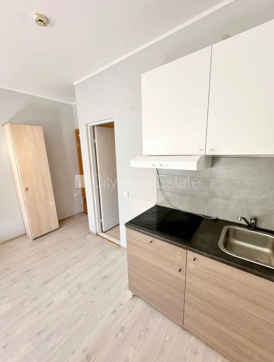 Sludinājumi. Fasādes māja, renovēta māja, slēgts pagalms, ieeja no pagalma, kāpņu telpa pēc kapitālā remonta, Cena: 300 EUR/mēn Foto #4