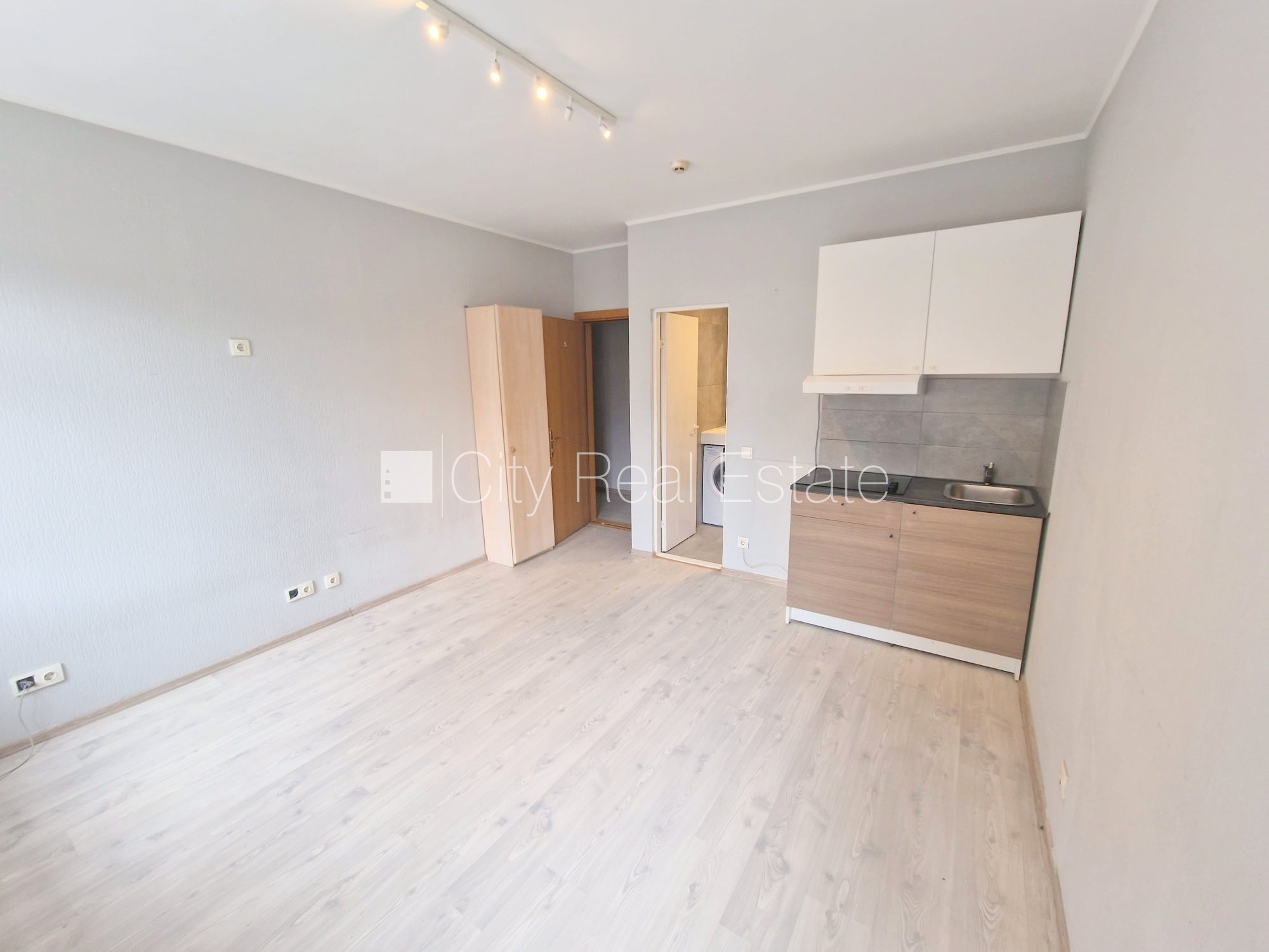 Sludinājumi. Fasādes māja, renovēta māja, slēgts pagalms, ieeja no pagalma, kāpņu telpa pēc kapitālā remonta, Cena: 300 EUR/mēn Foto #3