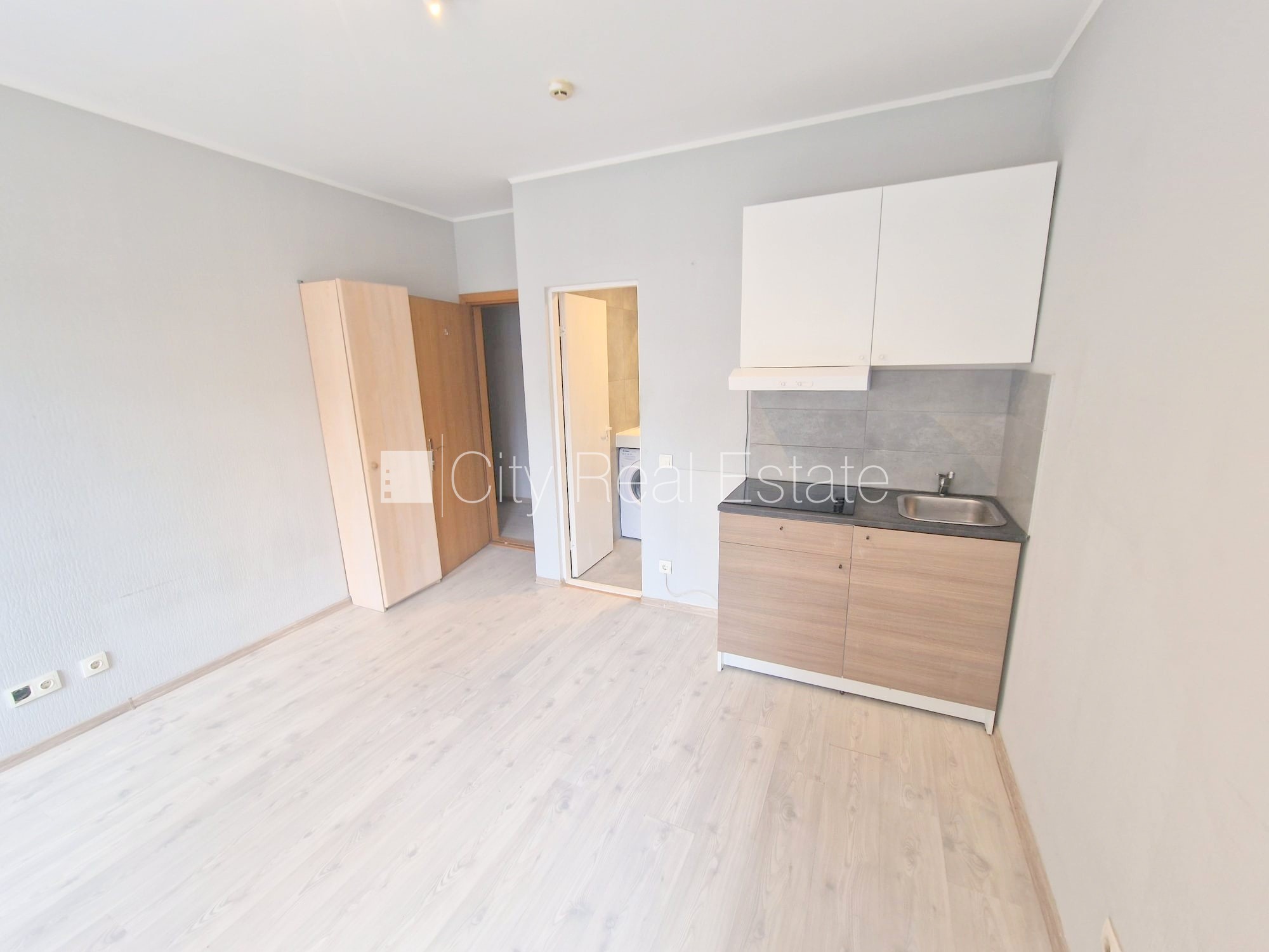 Sludinājumi. Fasādes māja, renovēta māja, slēgts pagalms, ieeja no pagalma, kāpņu telpa pēc kapitālā remonta, Cena: 300 EUR/mēn Foto #5