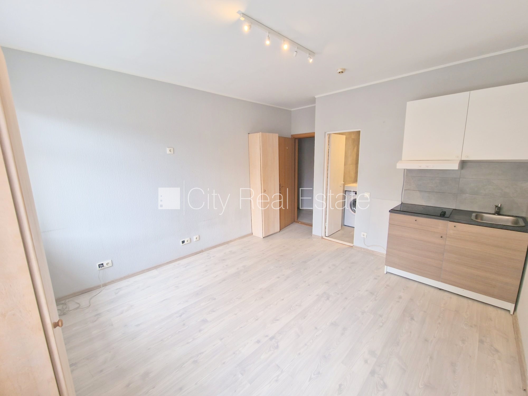 Sludinājumi. Fasādes māja, renovēta māja, slēgts pagalms, ieeja no pagalma, kāpņu telpa pēc kapitālā remonta, Cena: 300 EUR/mēn Foto #7