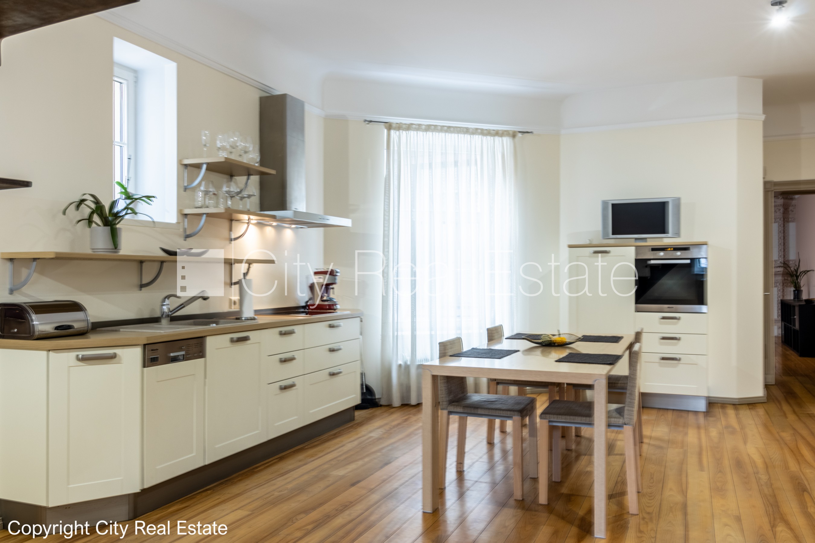 Объявление. Фасадный дом, реновированный дом, благоустроенная озеленённая территория, закрытый двор, лестничная Цена: 950 EUR/мес. Foto #7