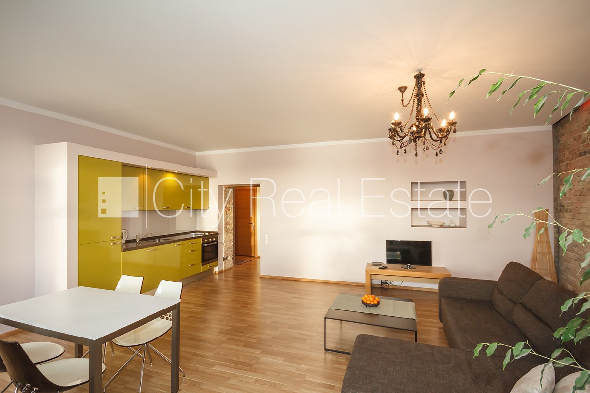 Sludinājumi. Fasādes māja, renovēta māja, labiekārtota apzaļumota teritorija, ieeja no ielas, kāpņu telpa pēc Cena: 680 EUR/mēn Foto #2