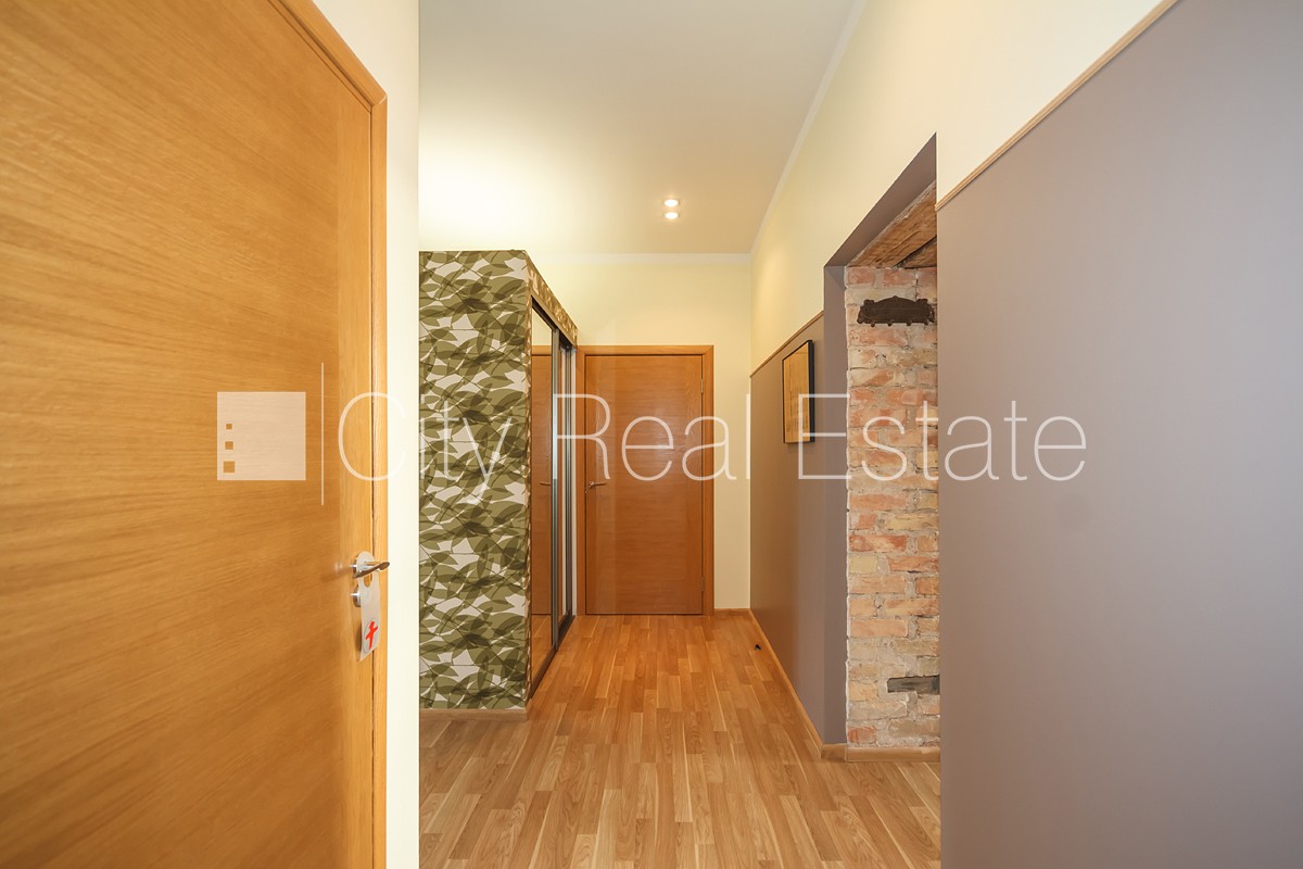 Sludinājumi. Fasādes māja, renovēta māja, labiekārtota apzaļumota teritorija, ieeja no ielas, kāpņu telpa pēc Cena: 680 EUR/mēn Foto #5