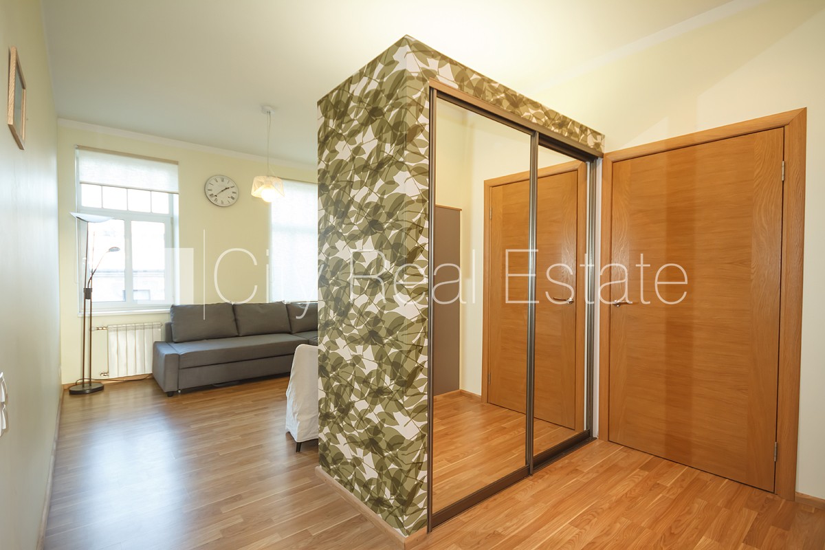 Sludinājumi. Fasādes māja, renovēta māja, labiekārtota apzaļumota teritorija, ieeja no ielas, kāpņu telpa pēc Cena: 680 EUR/mēn Foto #4